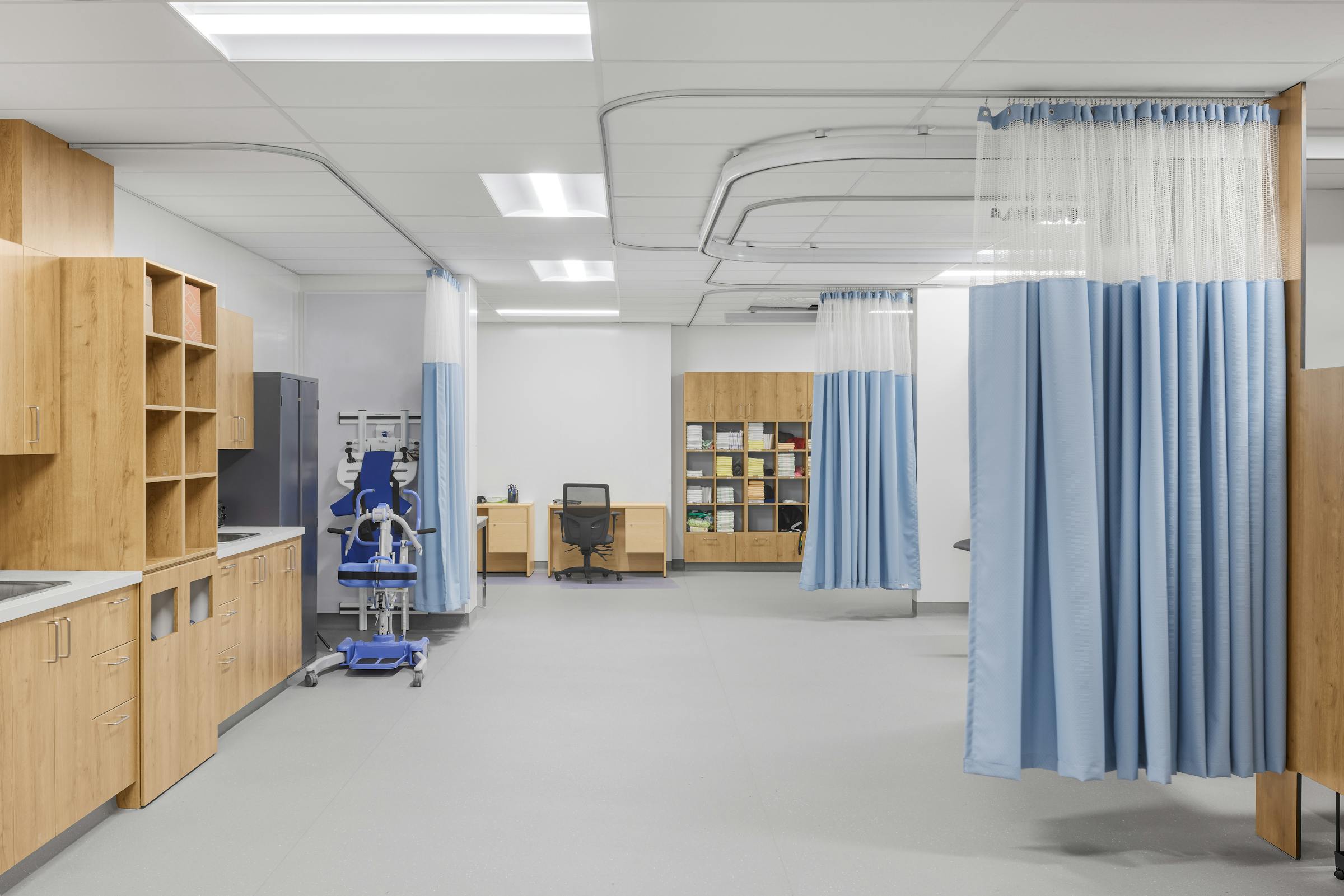 Salle de soins photographiée dans une approche de design intérieur sobre et fonctionnel, pensée pour le confort et la sécurité des élèves.