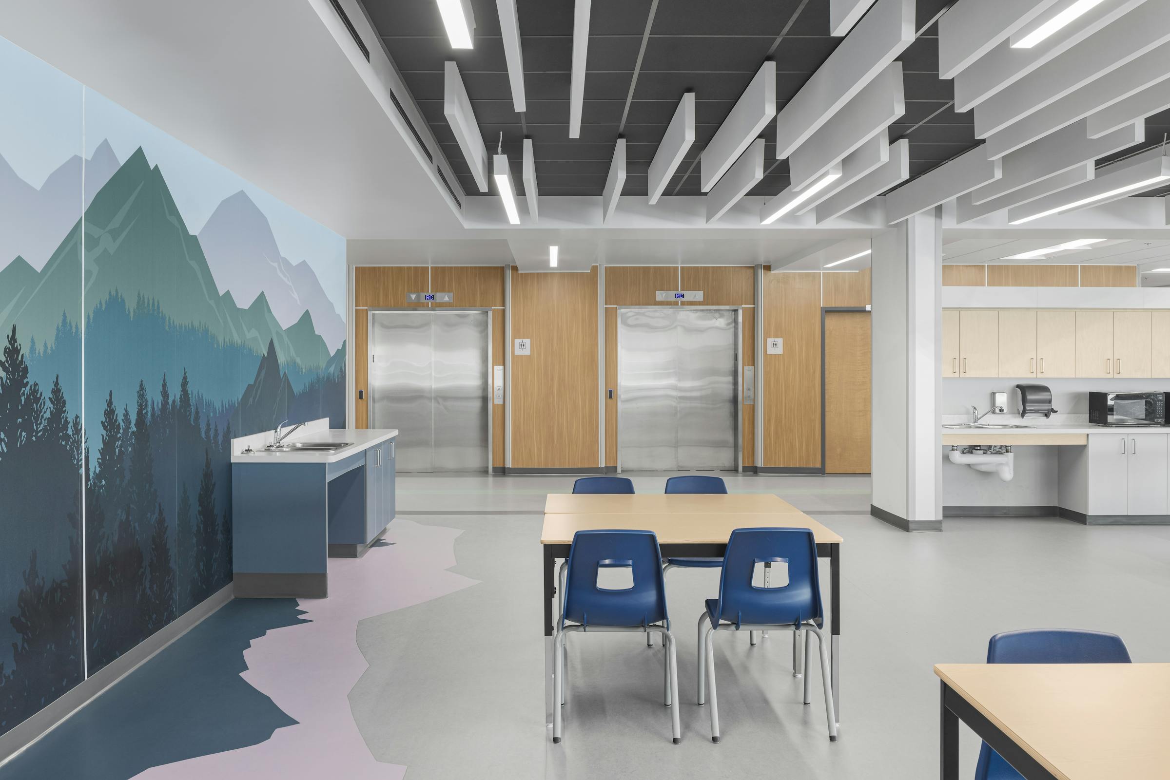 Vue d’ensemble d’un espace commun pensé pour encourager l’autonomie et l’inclusion des élèves.