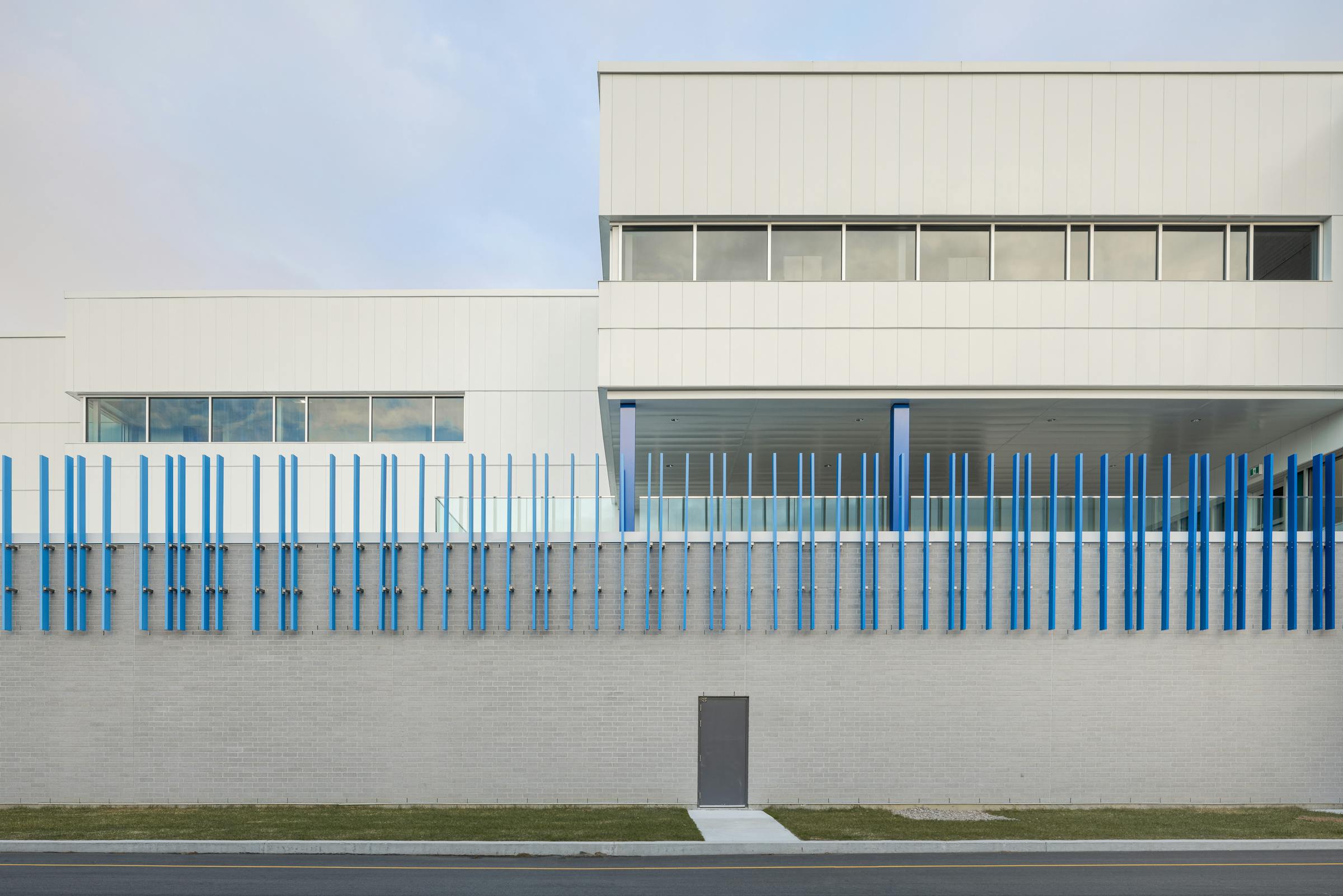 Volume architectural simple, rehaussé par une palette de matériaux sobres et d’accents bleu Québec à vocation identitaire.