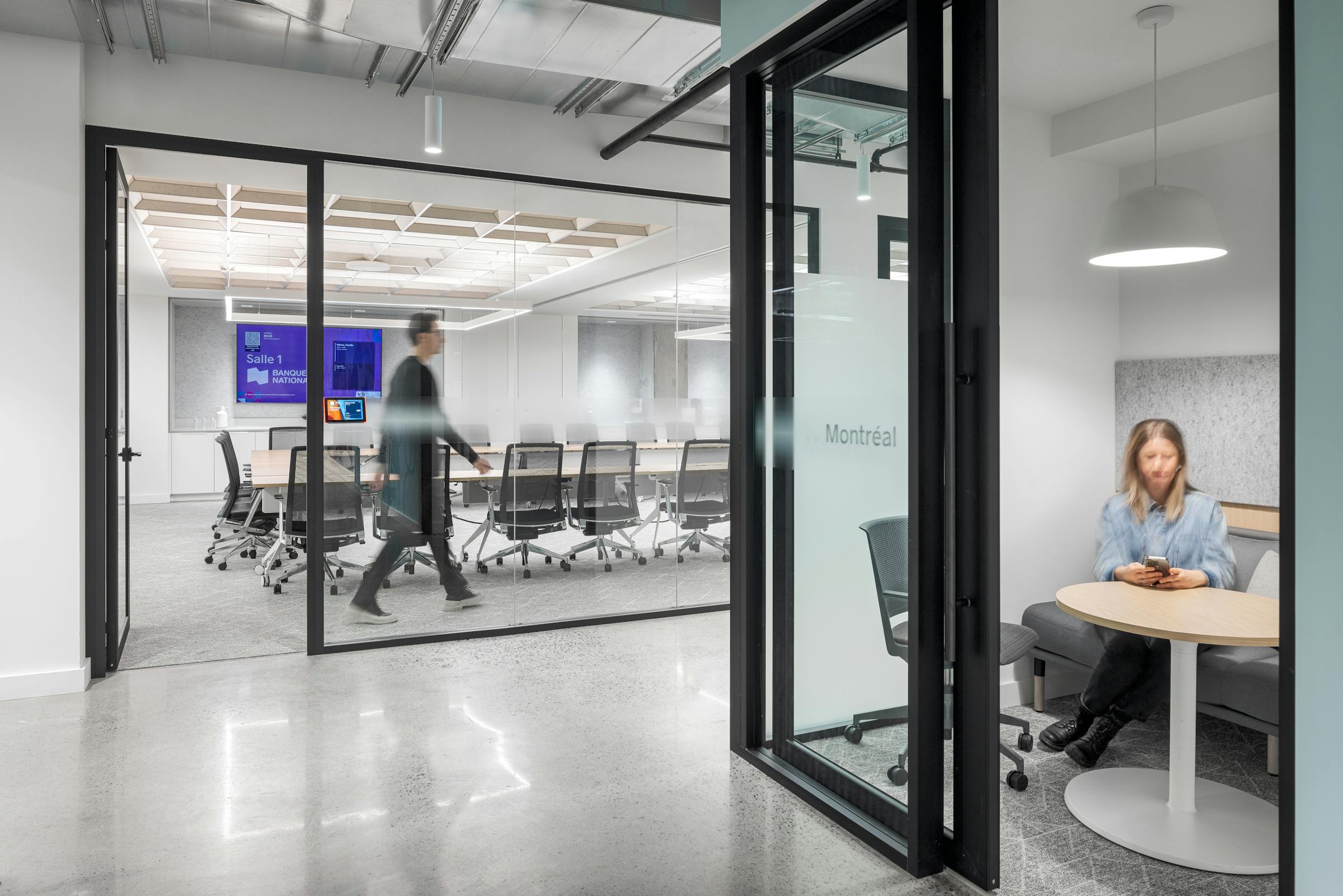 Salle de réunion et espace d'appel dans des bureaux à l'architecture contemporaine.