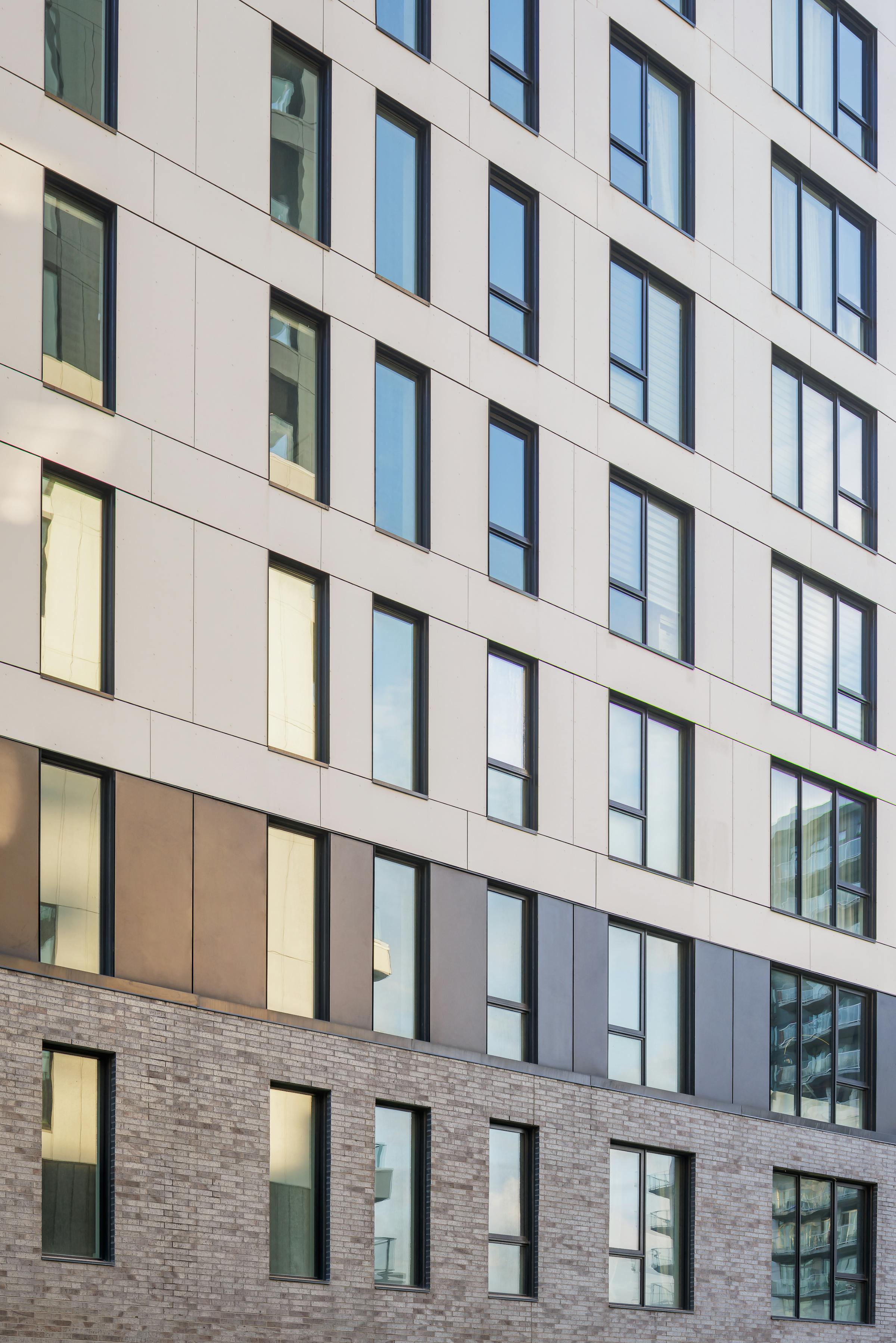 Détail architectural des façades d’Oria, où l’harmonie des matériaux et des lignes graphiques crée un effet visuel captivant.