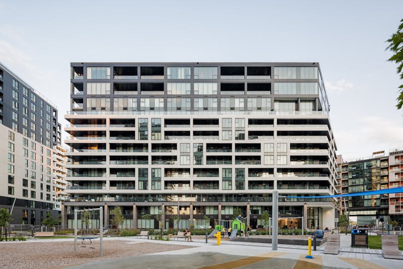 Détail du bâtiment Oria avec ses matériaux texturés, créant un jeu visuel dynamique et équilibré.