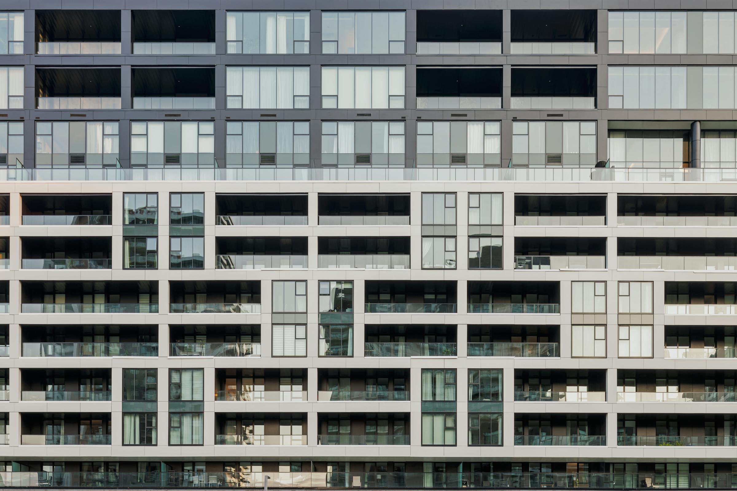 Détail architectural des façades d’Oria, illustrant l’équilibre entre géométrie et matériaux.