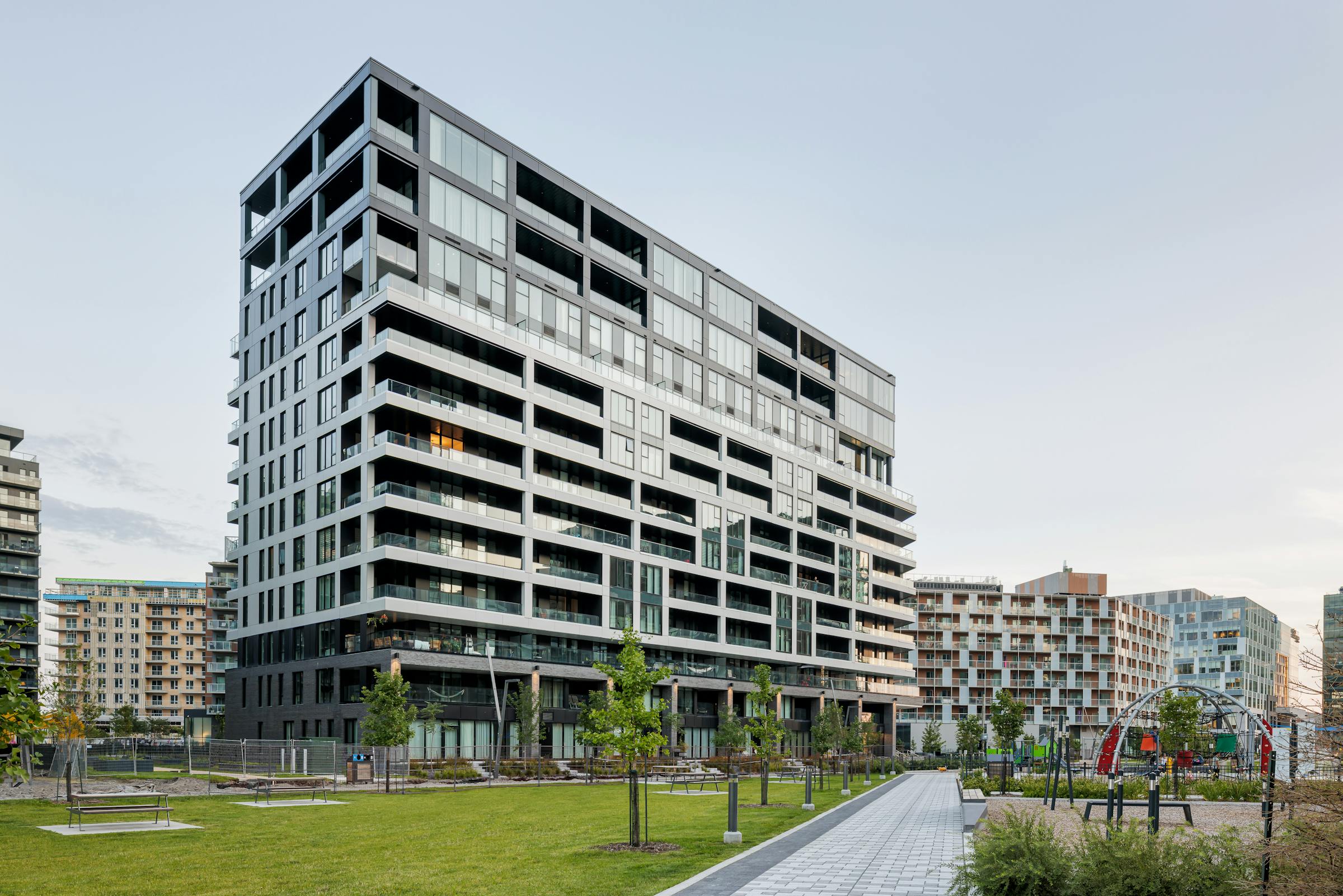 L’extérieur d’Oria Condominiums avec ses lignes épurées, s’intégrant parfaitement au paysage urbain de Solar Uniquartier.