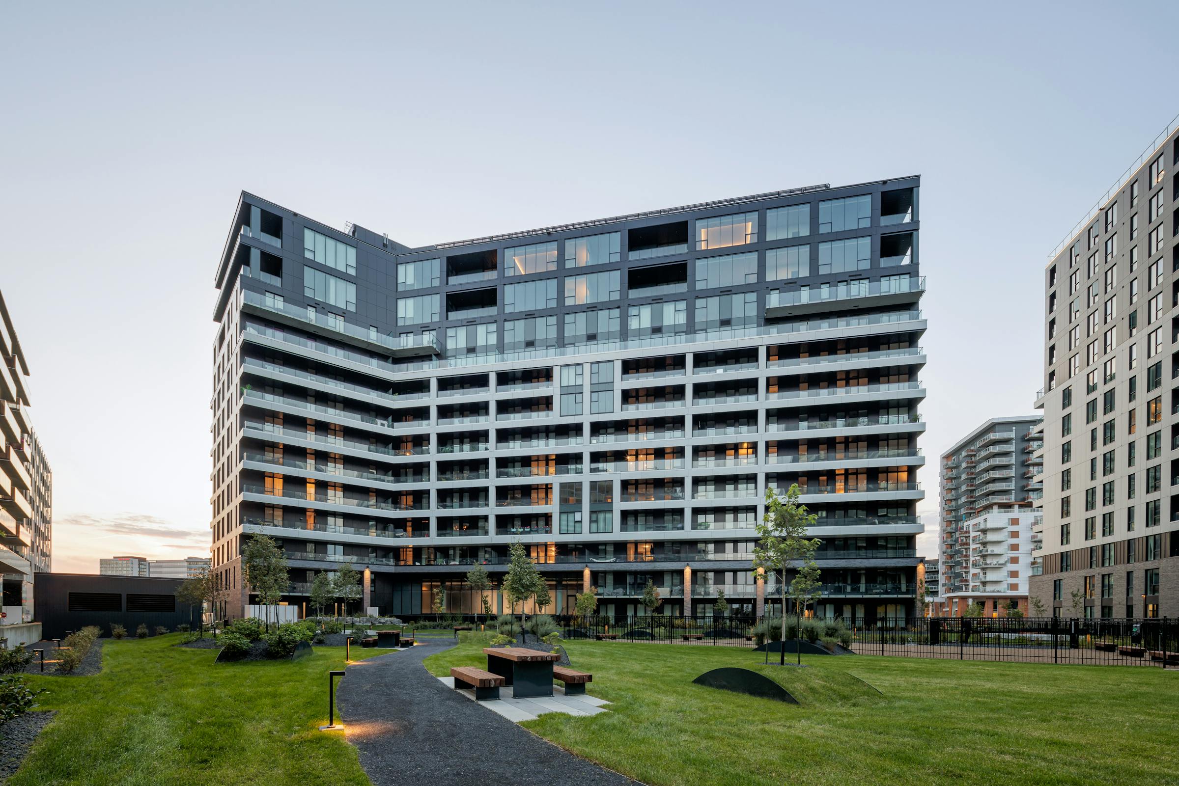 Le bâtiment Oria et ses façades articulées, intégrant des éléments graphiques et une palette de matériaux variés.