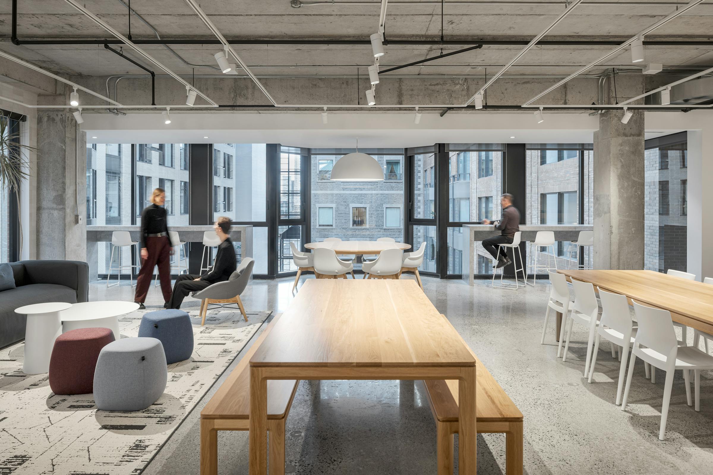 Salle de détente moderne avec vue panoramique sur l'architecture du centre du commerce internationale. Mobilier en bois moderne et design.