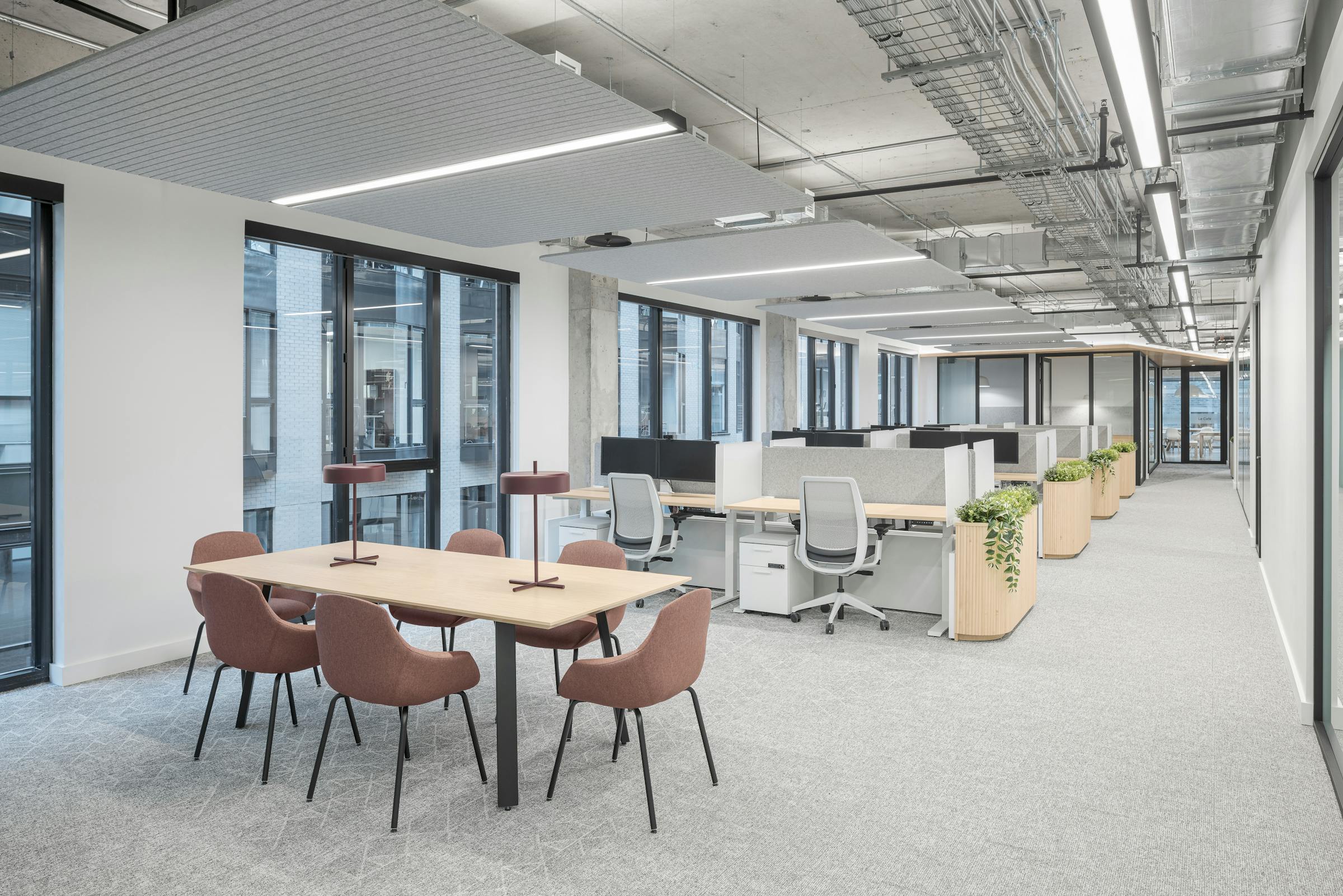 Table de réunion et mobilier moderne dans un open-space moderne et lumineux.