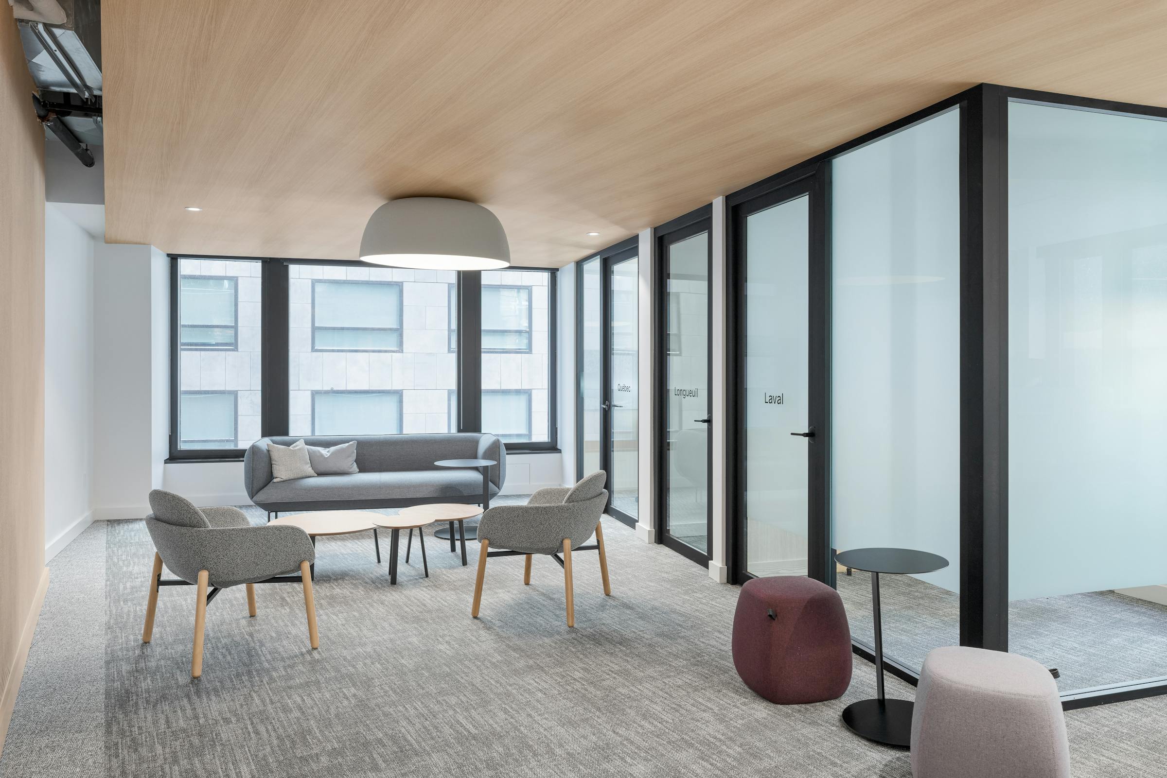 Projet de design intérieur montrant un espace collaboratif et des murs architecturaux en verre.