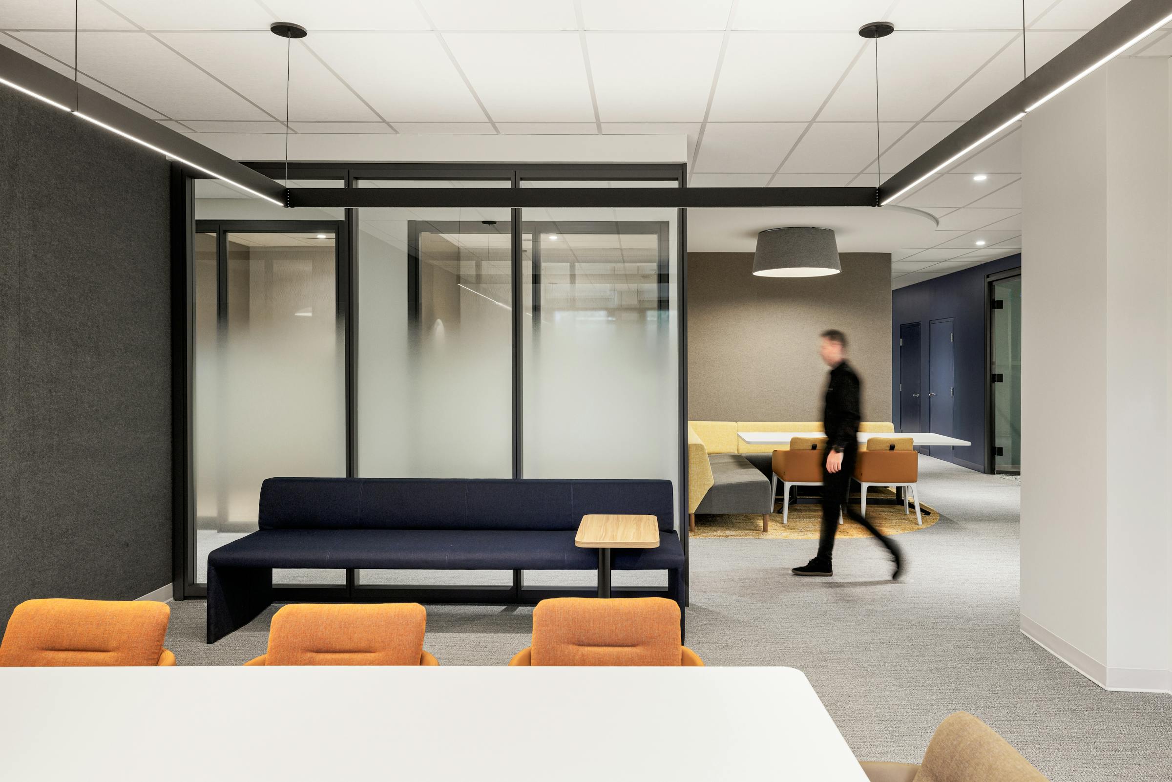 Salle de réunion design, idéale pour collaborer dans un cadre professionnel.