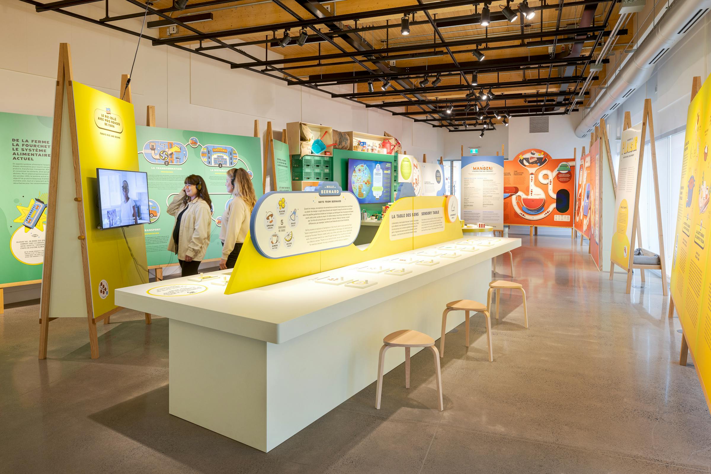 Interactive tables and explanatory panels promoting a sensory and educational approach to food.