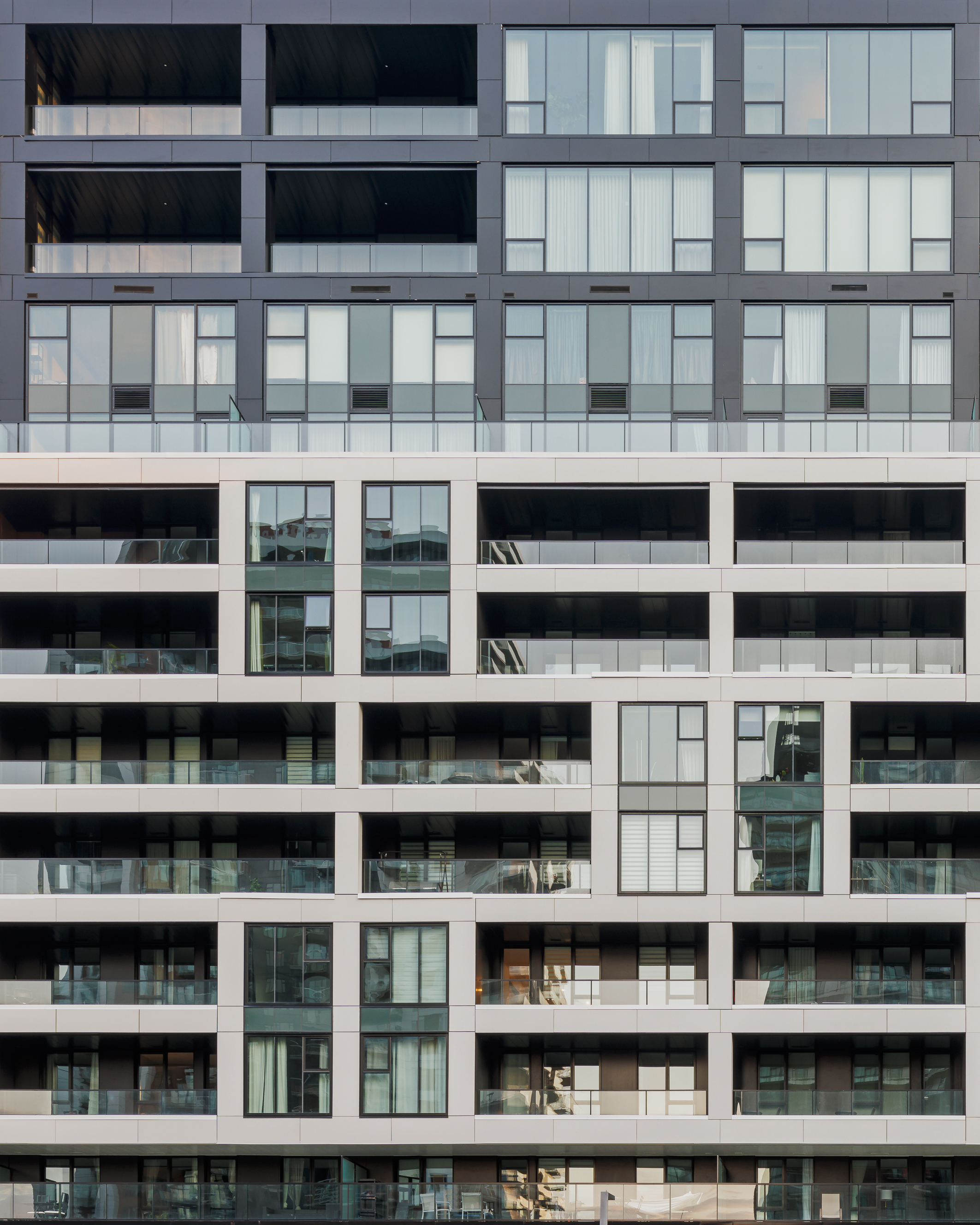 Détail architectural des façades d’Oria, illustrant l’équilibre entre géométrie et matériaux.