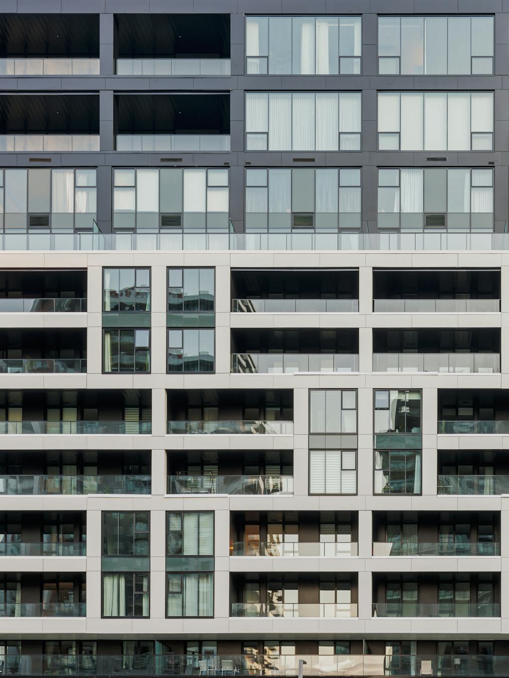 Détail architectural des façades d’Oria, illustrant l’équilibre entre géométrie et matériaux.