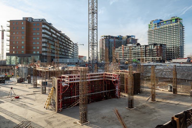 Vue dynamique d'un site de construction.