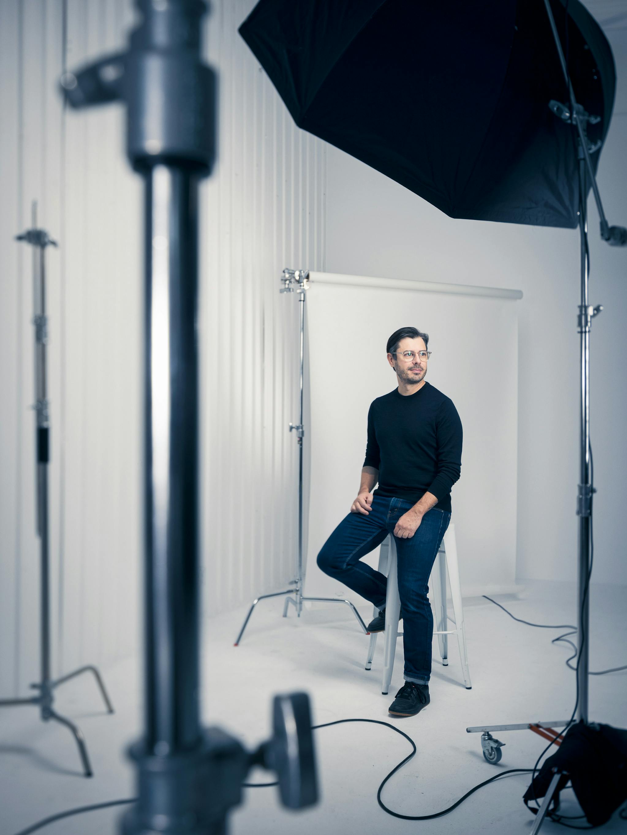 Damien Ligiardi, photographe d'architecture, pose dans son studio de Montréal.