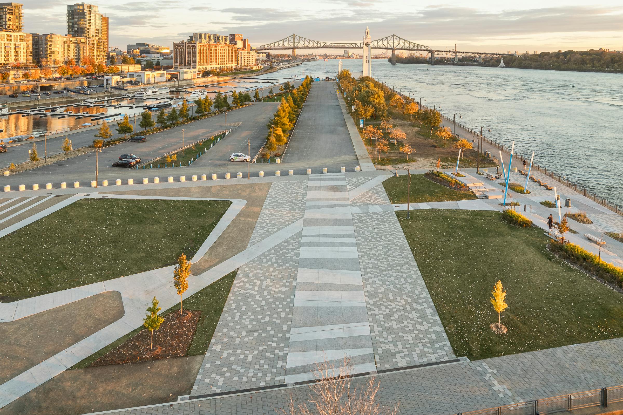 Aerial photograph of the perspective of the Quai de l'Horloge towards the Jacques Cartier Bridge.