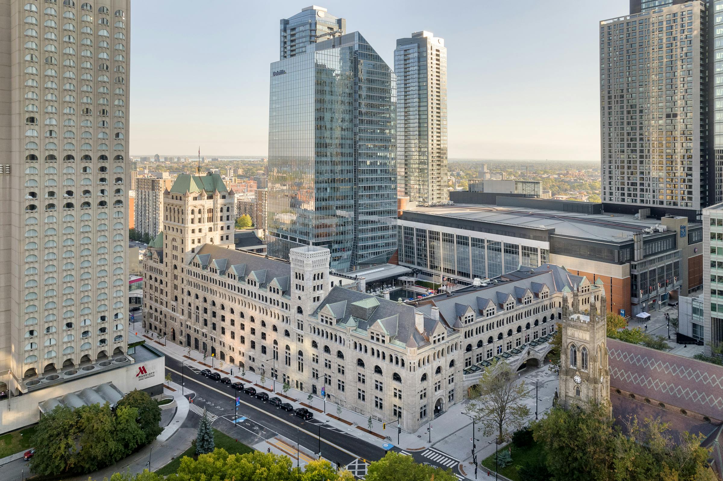 Contexte urbain entourant la Gare Windsor à Montréal pris en drone.