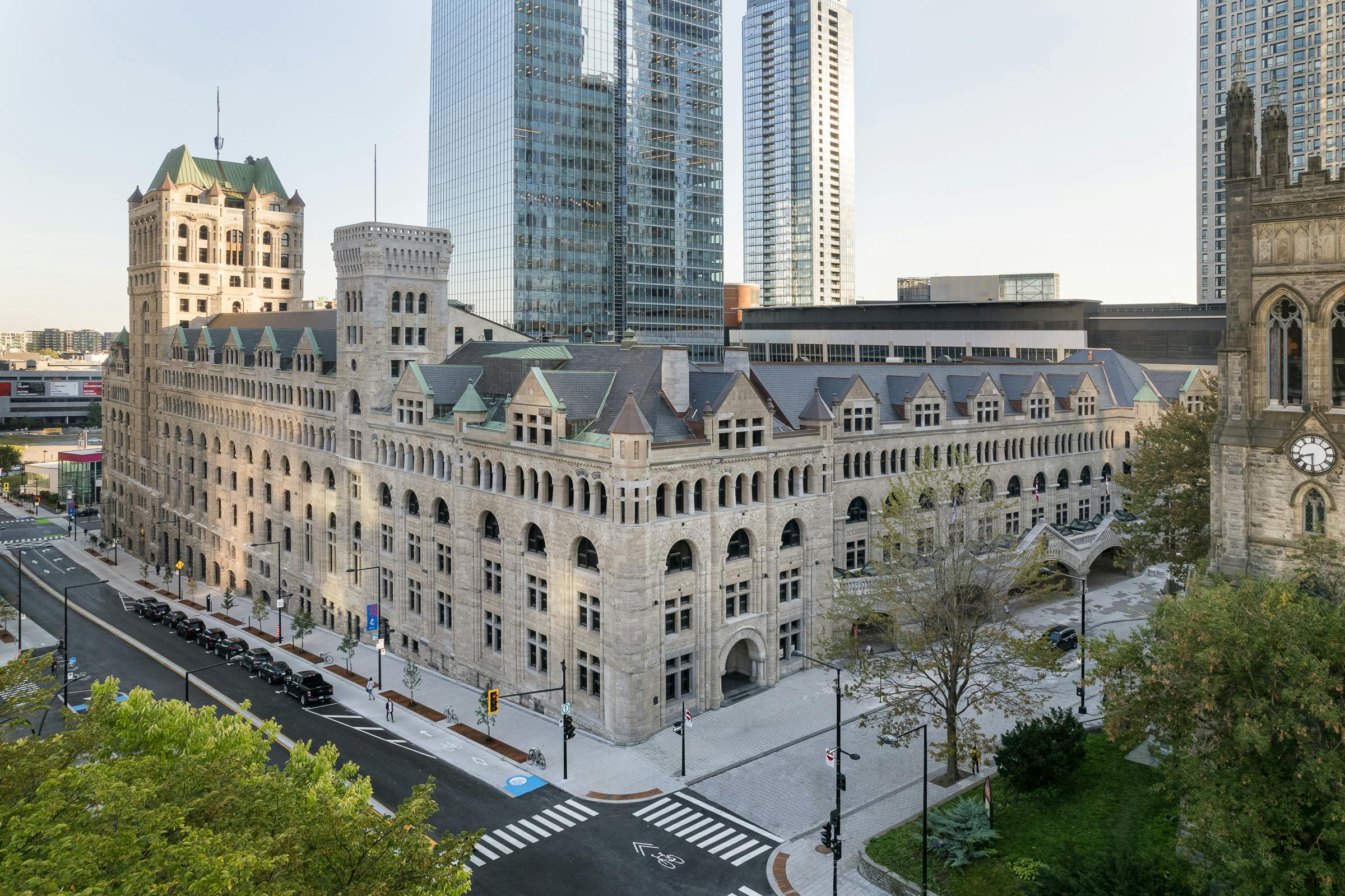 Photographie par drone et perspective architecturale sur la Windsor Station de Montréal.