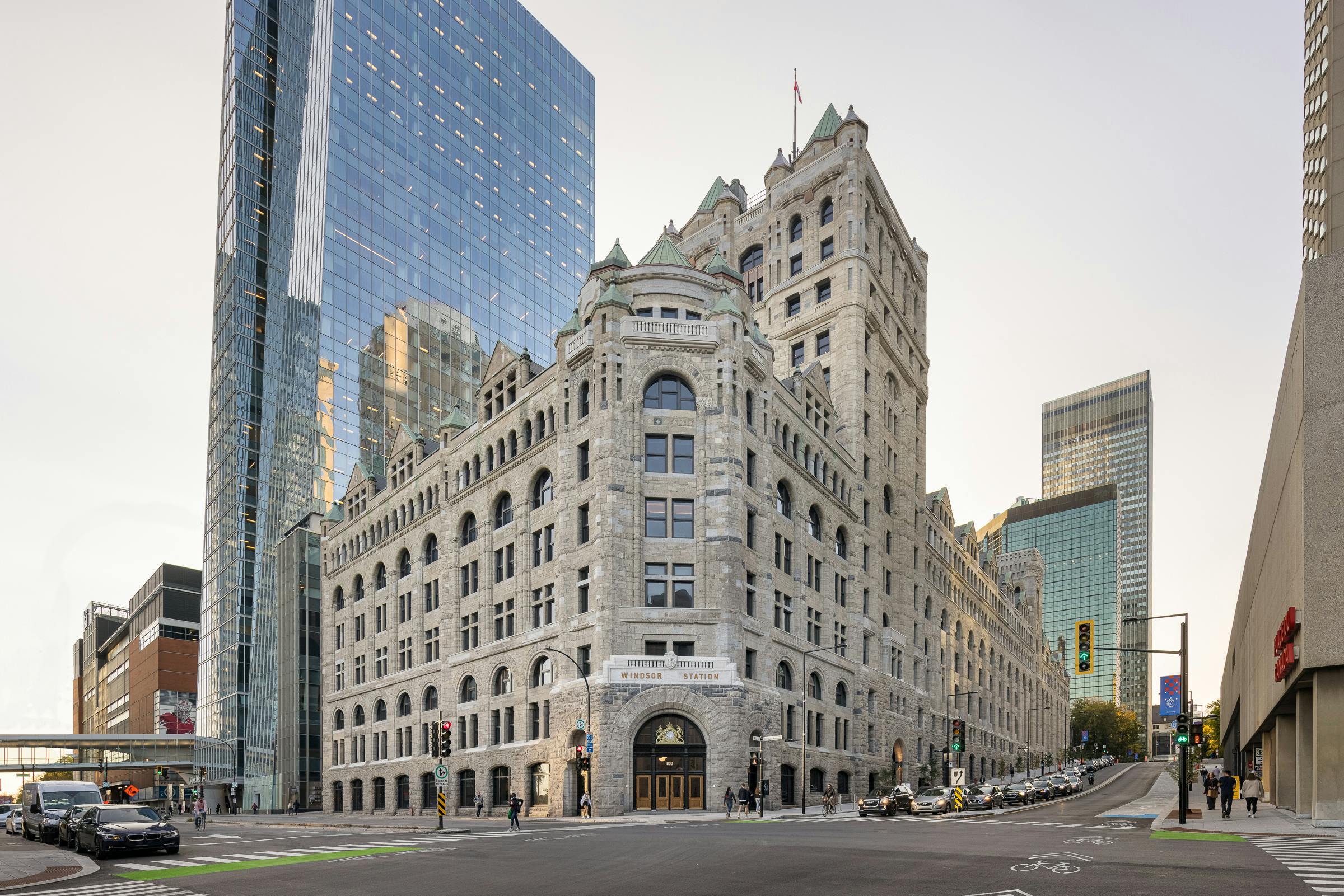Photographie d'architecture d'une bâtisse patrimoniale au centre ville de Montréal.