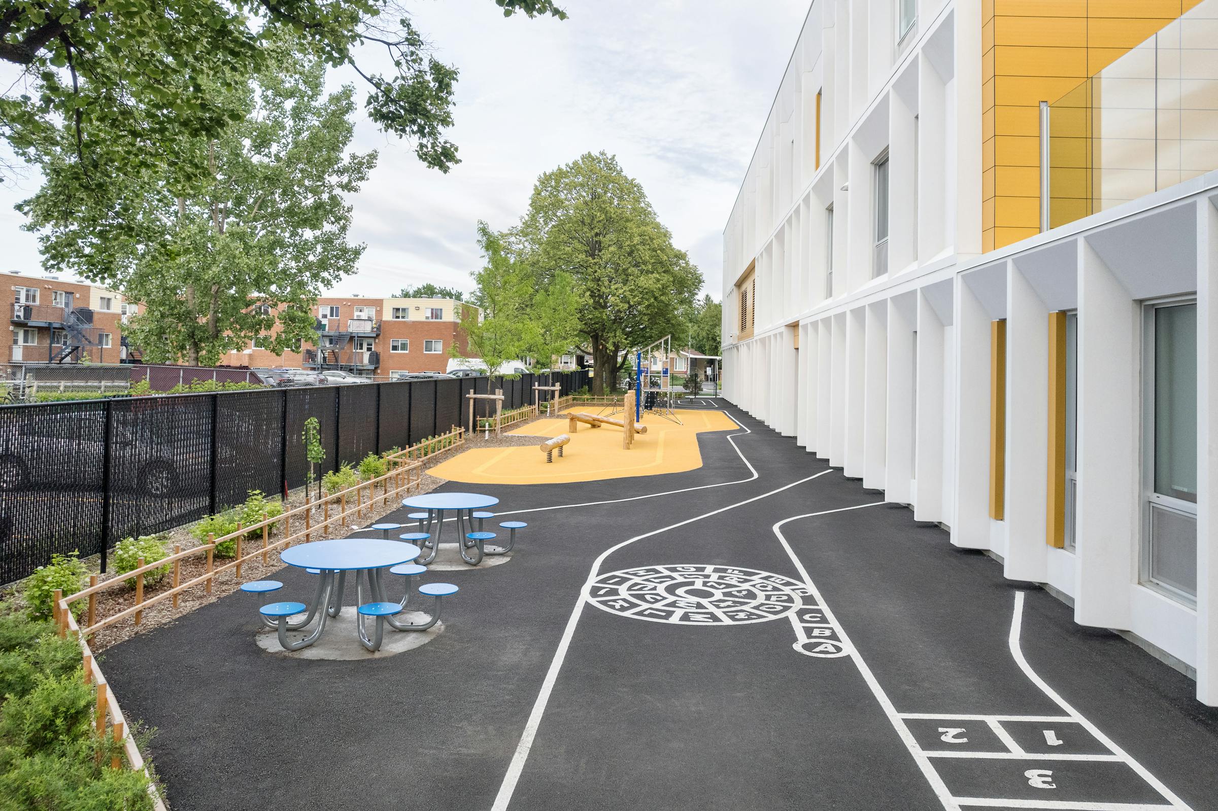 Arrière de l'École primaire Marcelle Robidoux et mobilier scolaire.