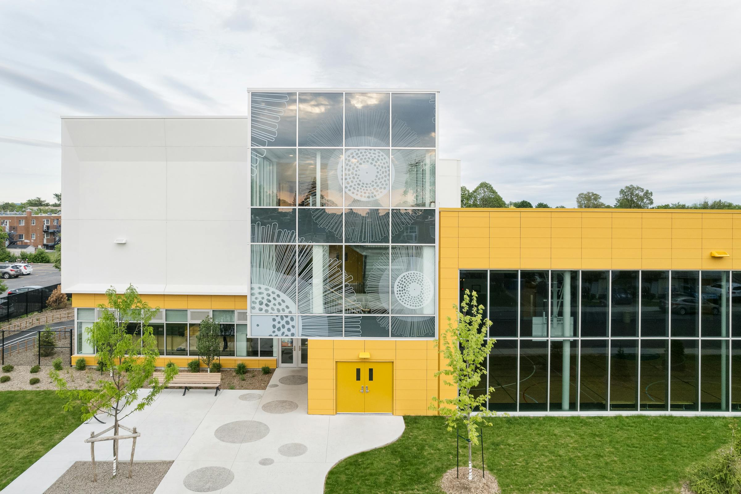 Façade avant de l'école Marcelle Robidoux dans le grange region de Montreal.