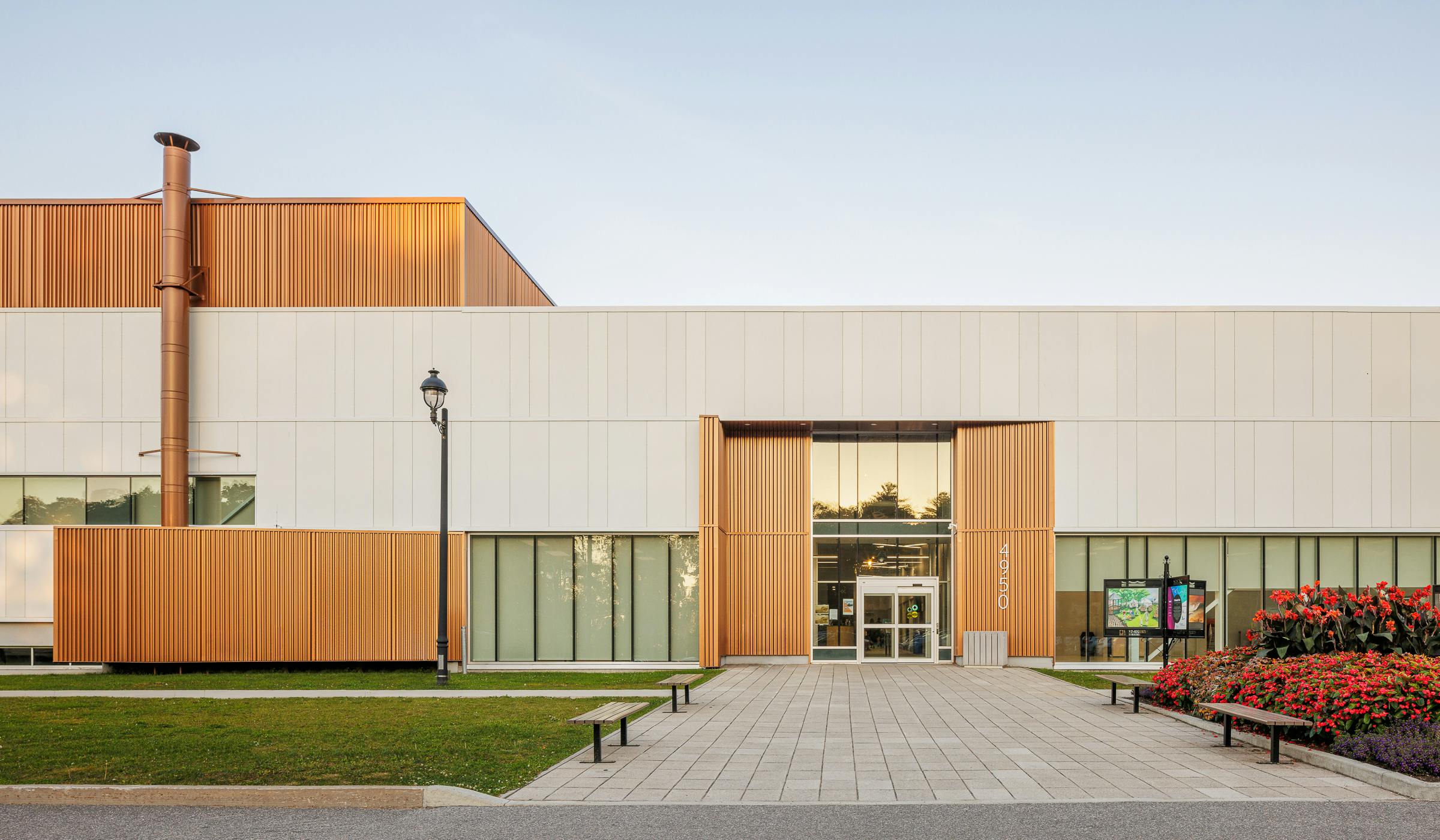 Architecture and front facade of a community center in the Quebec region.