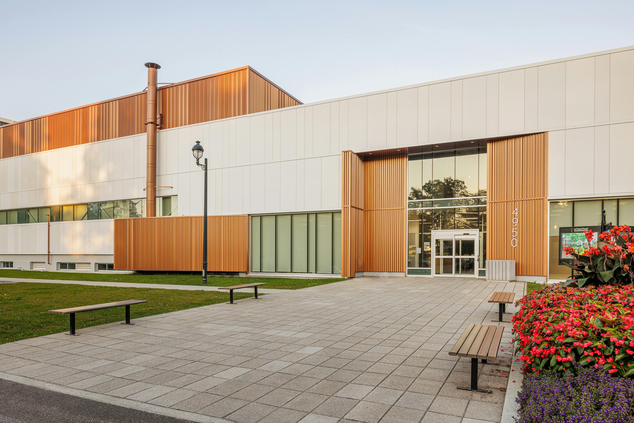 View of the entrance to an institutional building with modern architecture.