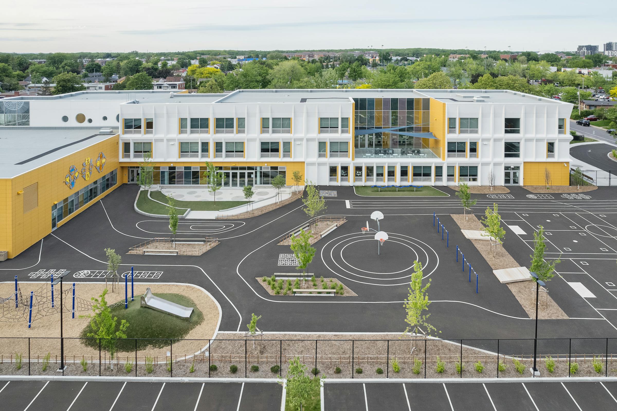 Vue aérienne d'une cour d'école avec des aménagements paysagers.