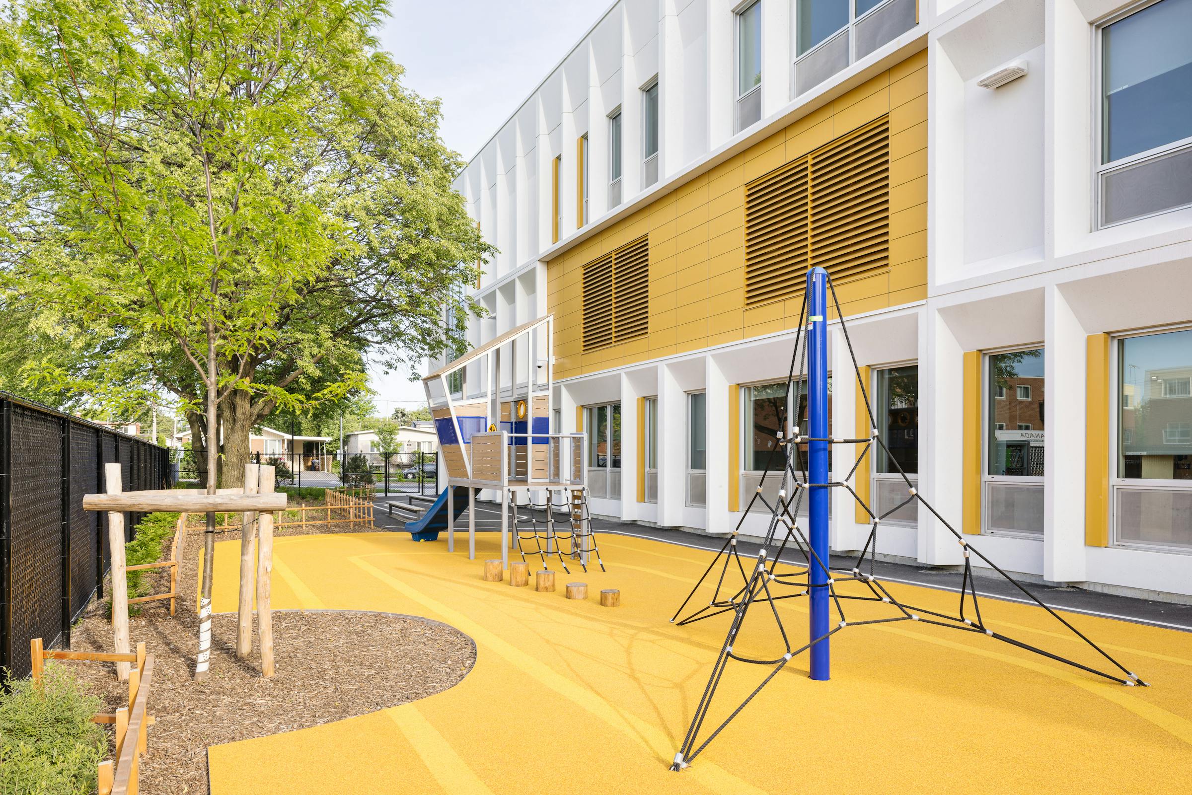 Cour arrière d'une école primaire avec des jeux.