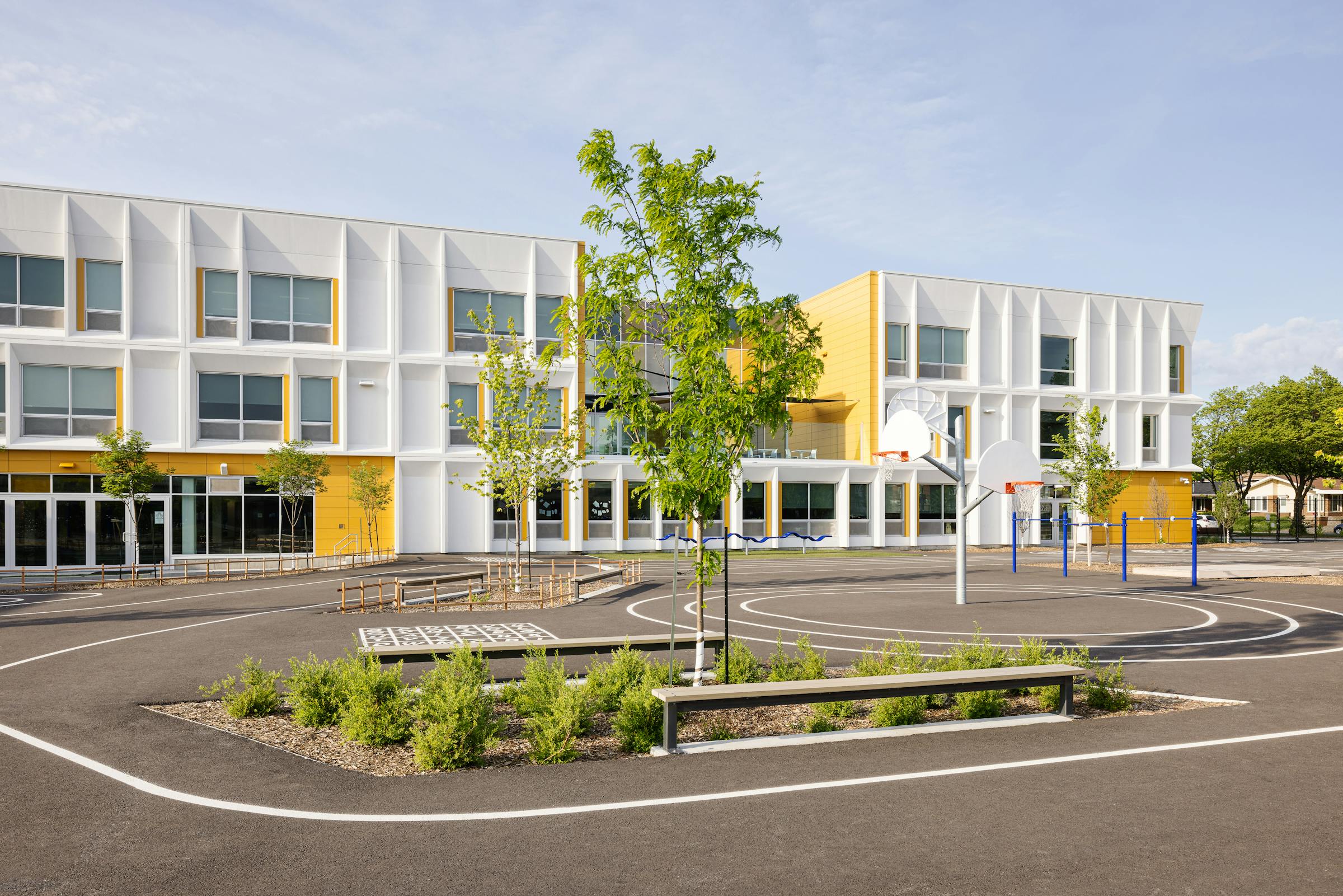 Details des aménagements paysagers d'une cour d'école
