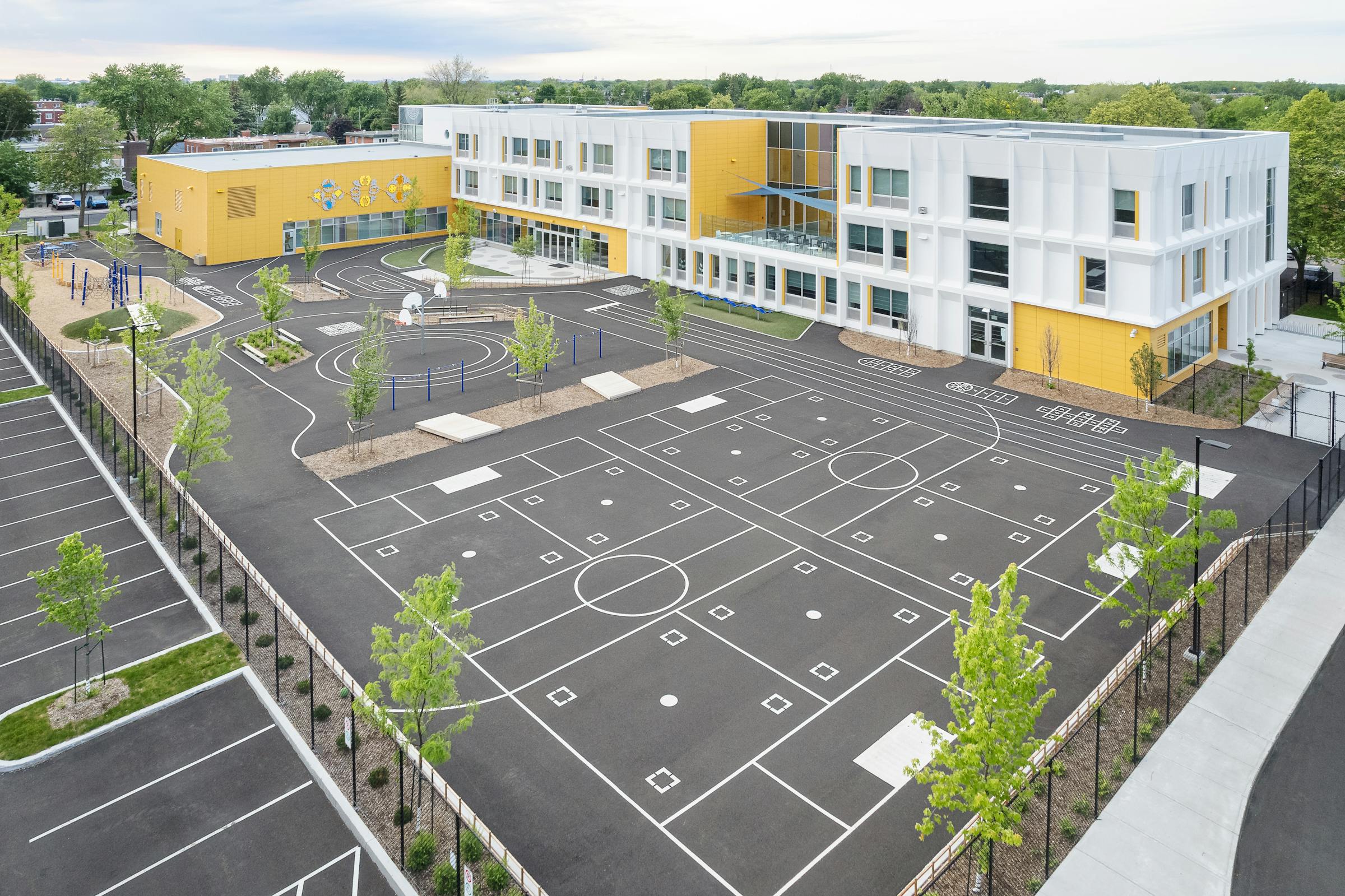 Vue de drone de la cour d'une école primaire dans la region de Montréal.