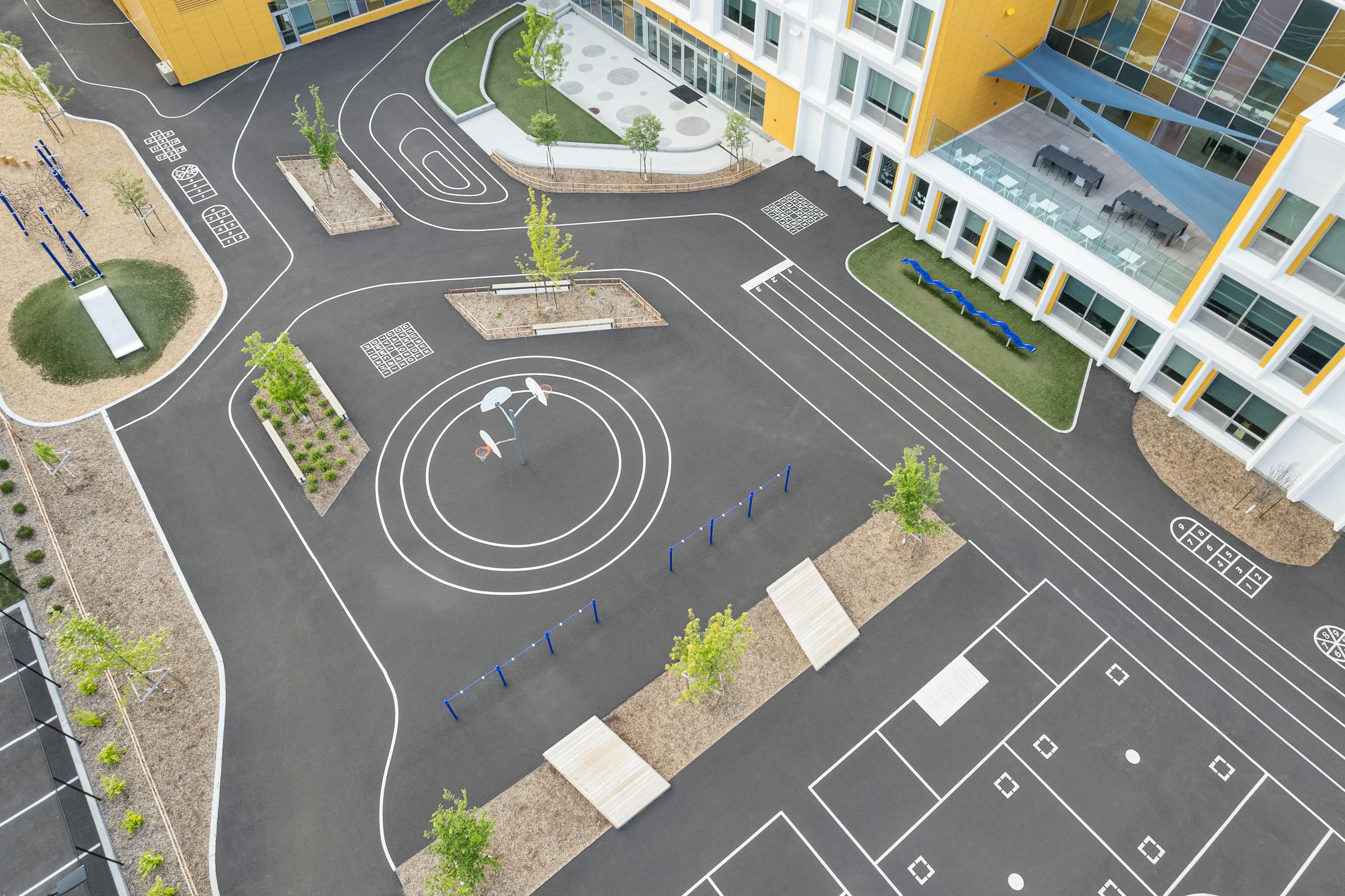 Details des amenagements réalisé par la firme BC2 pour une école primaire.