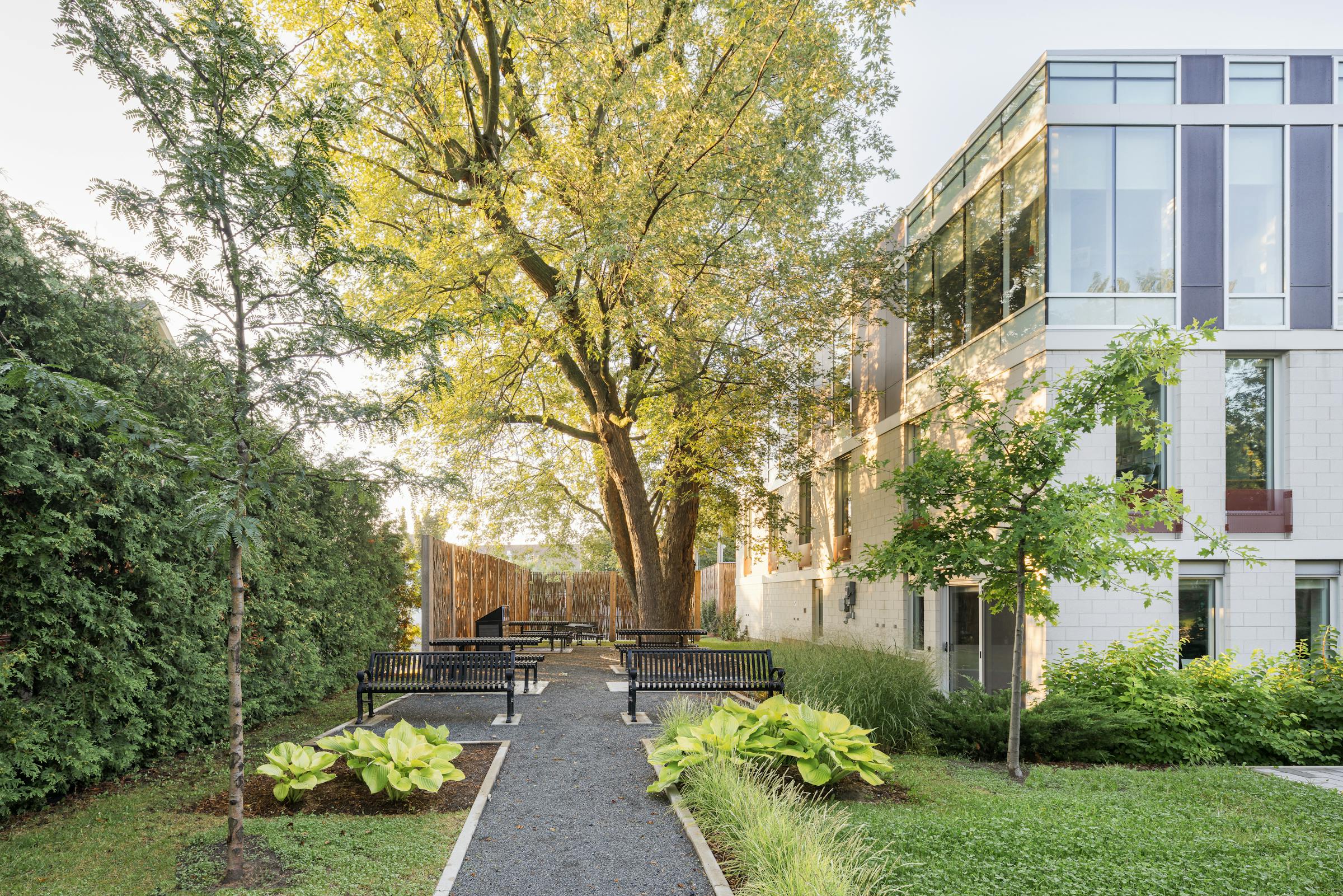 Photo des aménagements extérieurs réalisé par le firme GMAD à Saint-Basile-le-Grand.