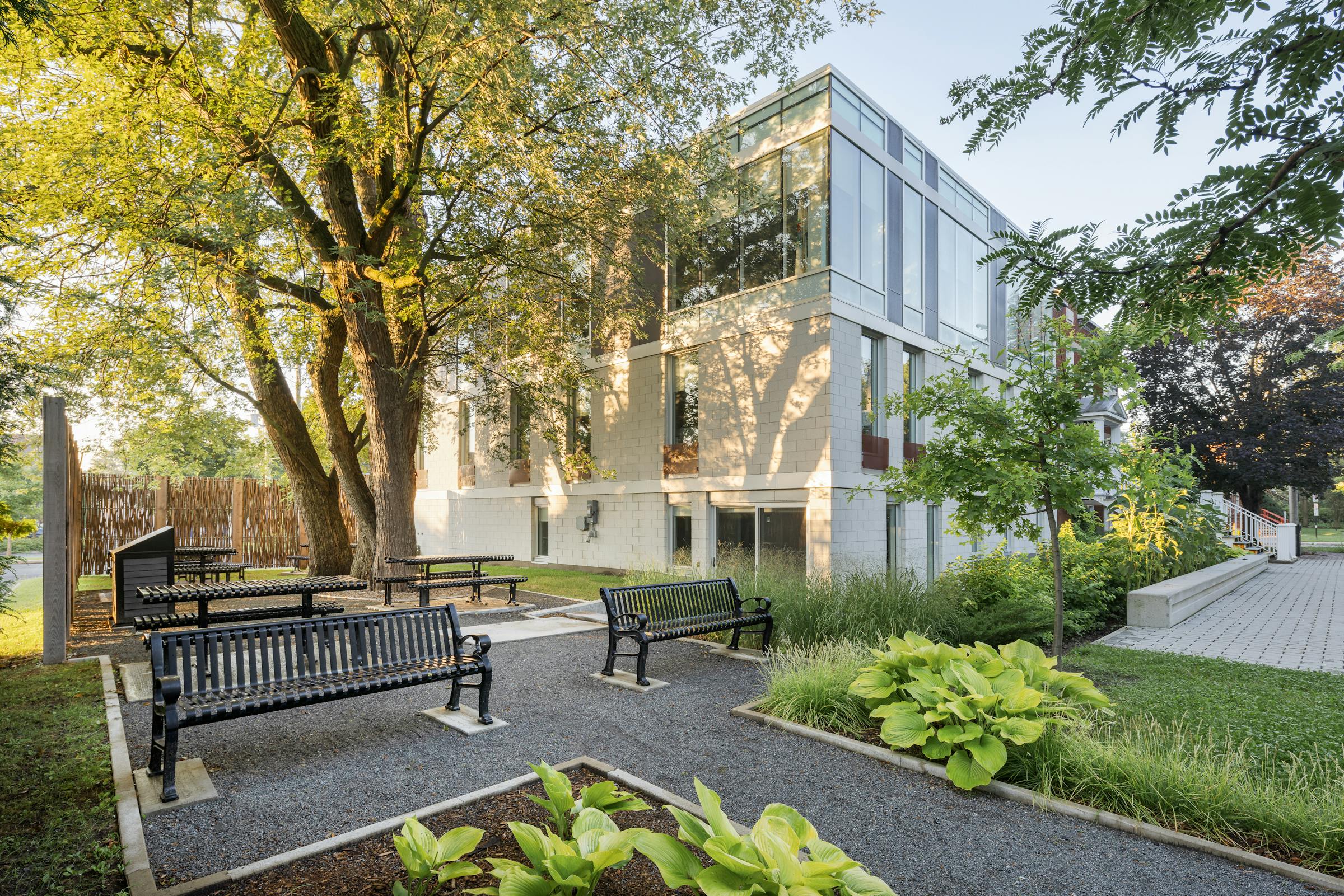 Aménagement paysagers sur le coté de l'hotel de ville de Saint-Basile-le-Grand.