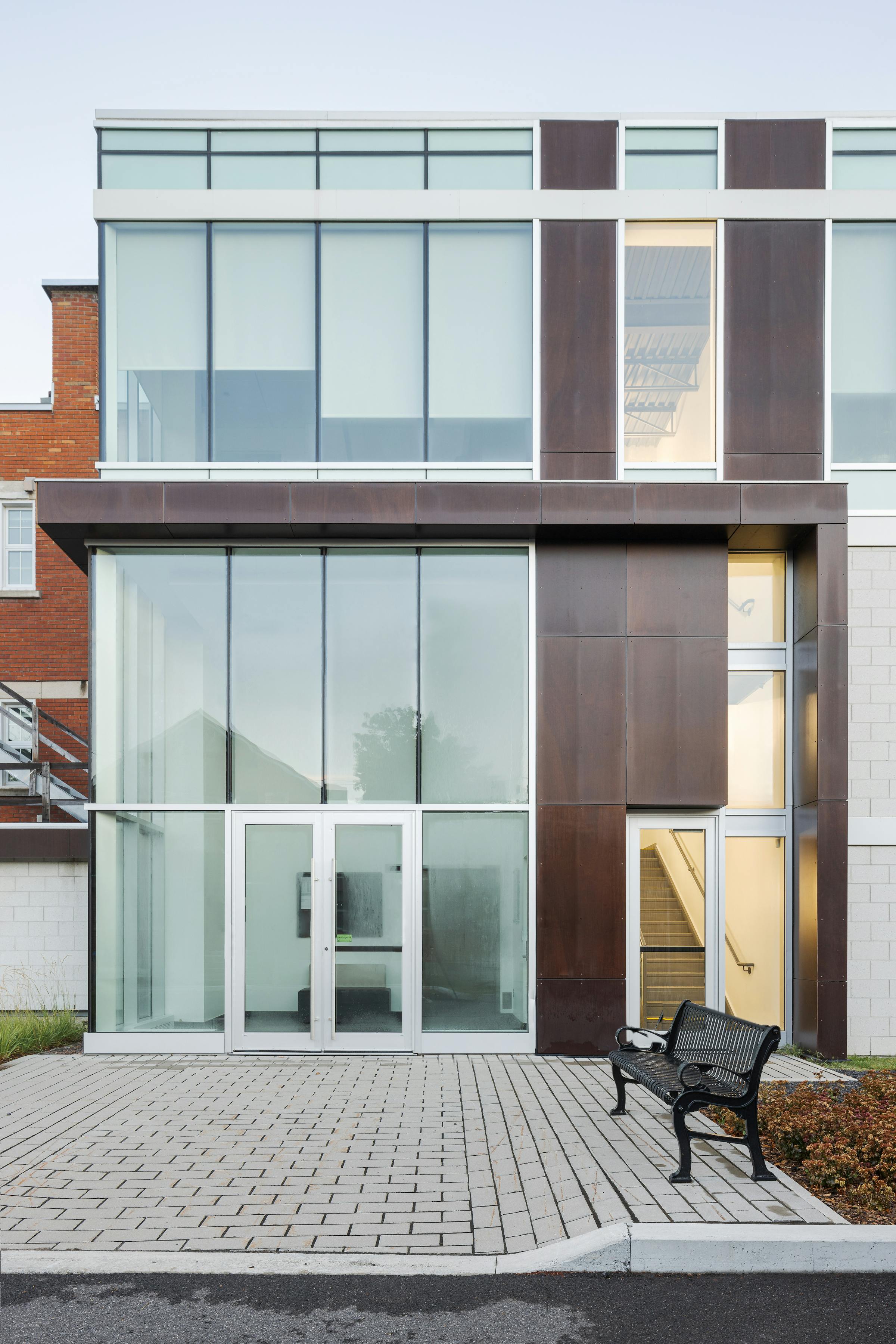 Facade vitrée de l'arrière d'un bâtiment à l'architecture moderne.