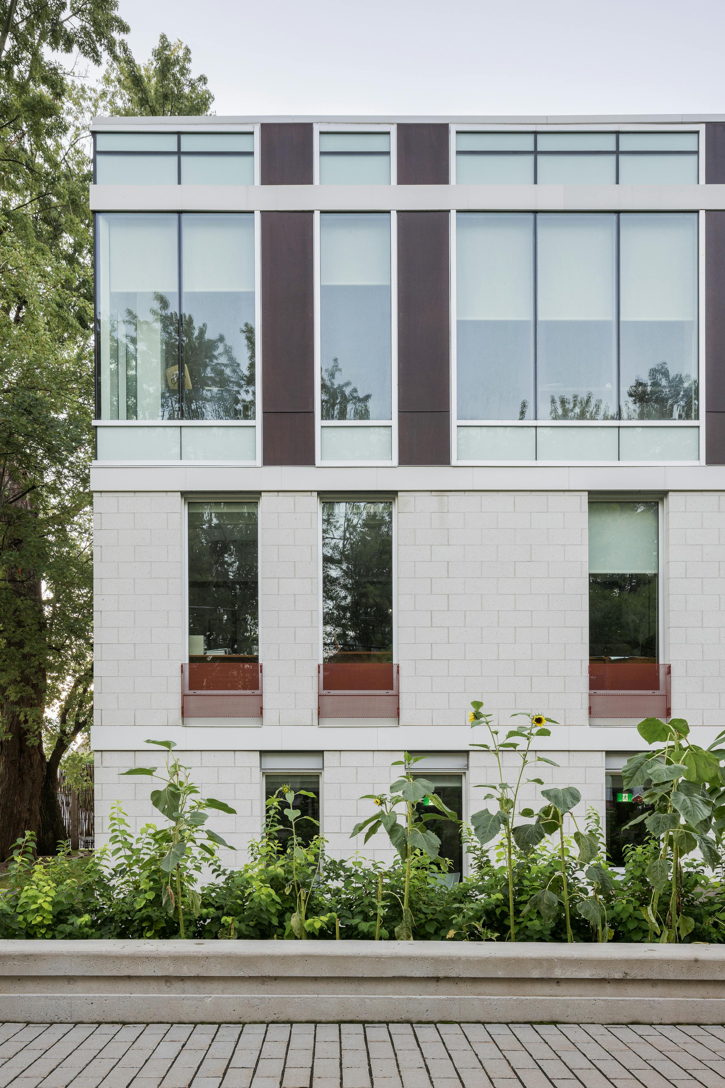 Détail architectural des matériaux utilisé dans l'agrandissement de l'hôtel de ville de Saint-Basile-le-Grand.