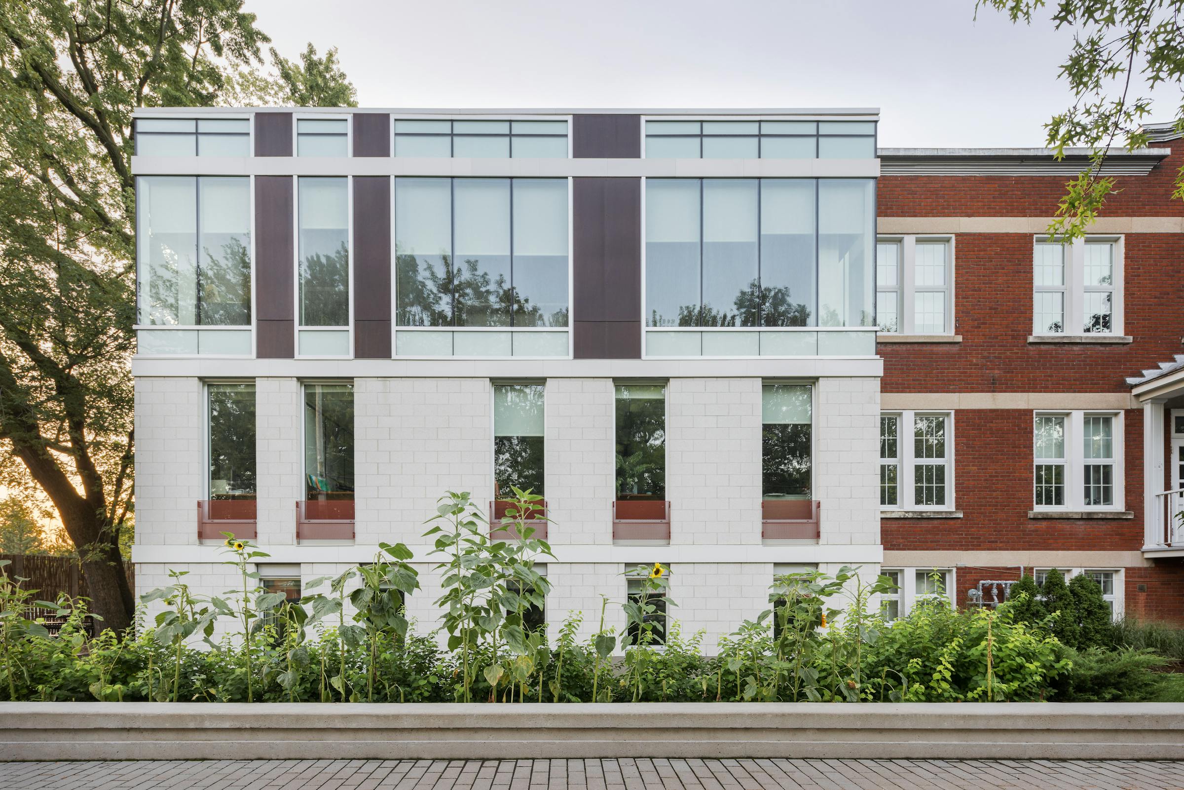 Elevation avant de la partie moderne d'un bâtiment institutionnel.