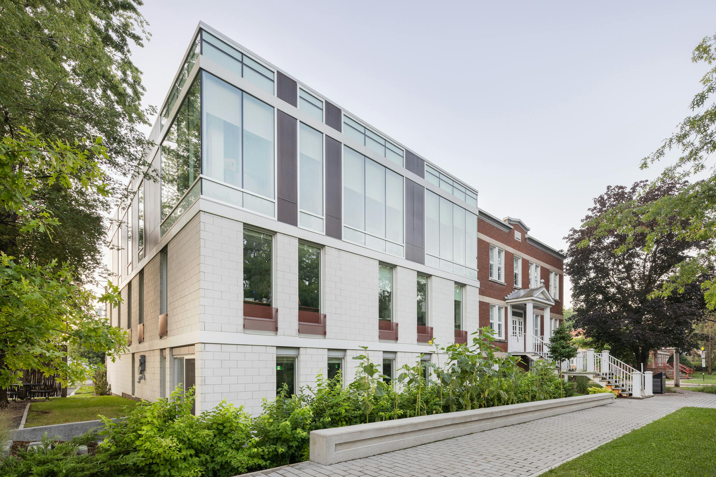 Gros plan sur l'extension de l'hotel de ville de Saint-Basile-le-Grand réalisé par les architectes de GMAD.
