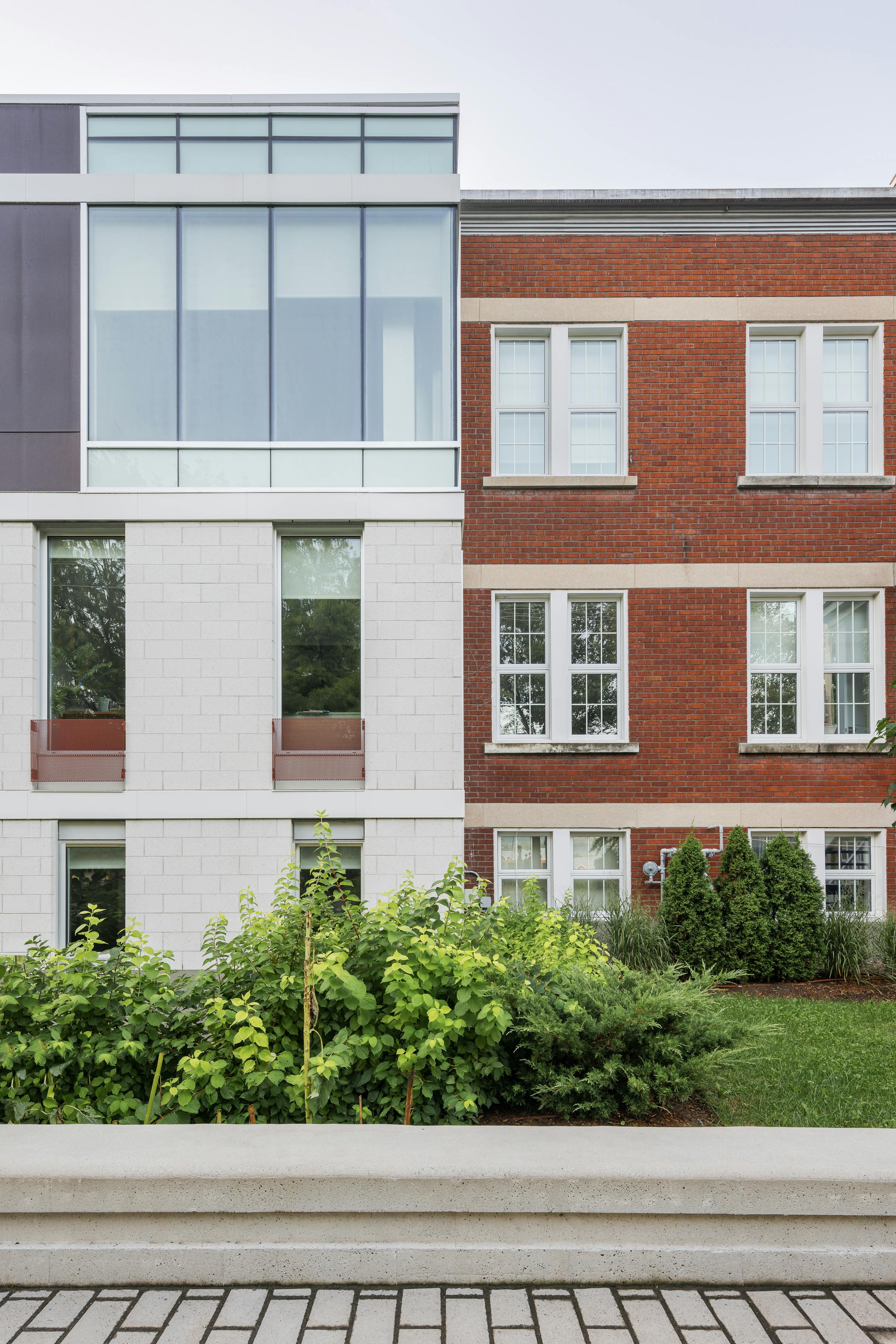 Contraste entre l'architecture moderne et de l'architecture patrimoniale.