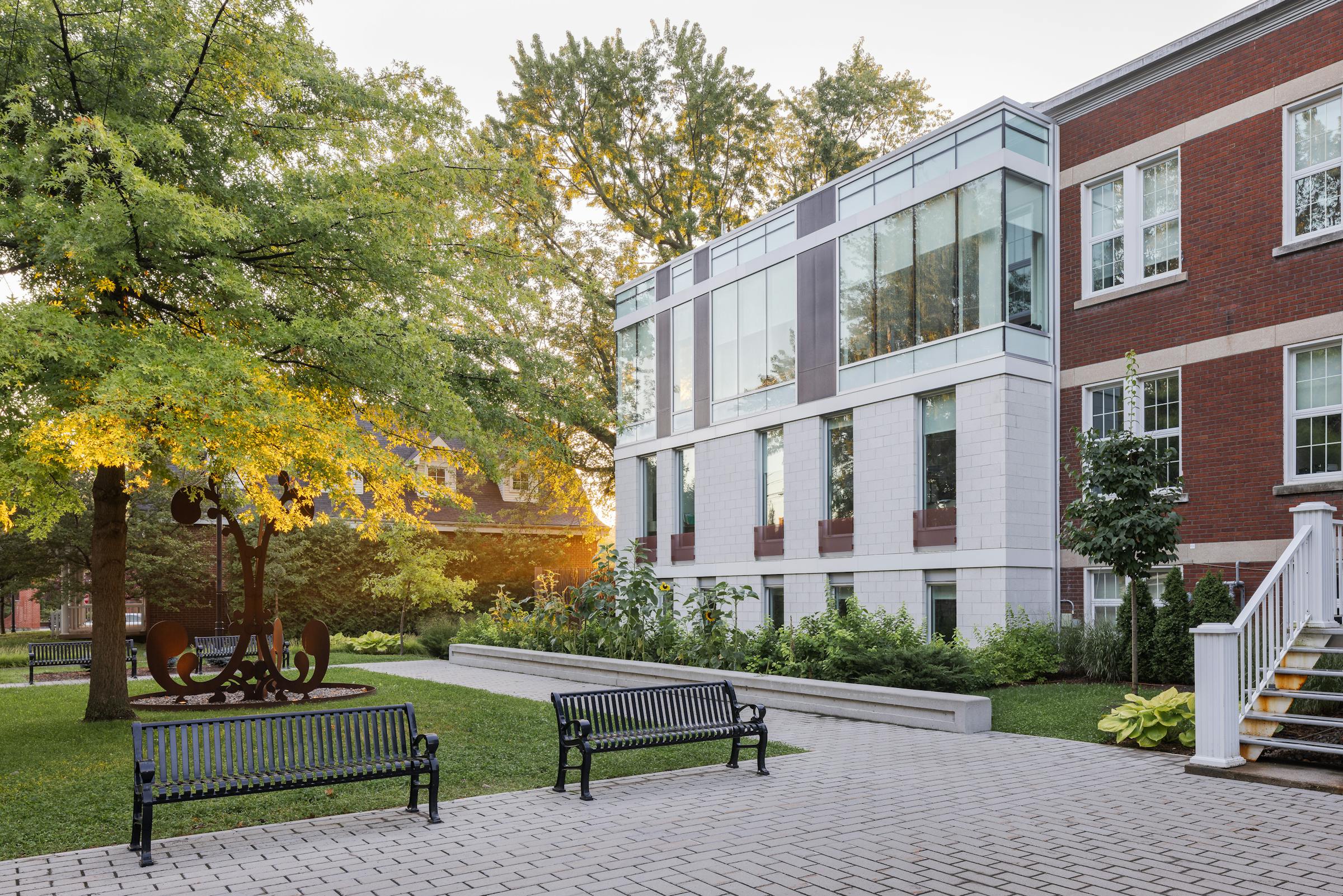 Photo de l'extension moderne d'un bâtiment institutionnel dans la grande region de Montreal.