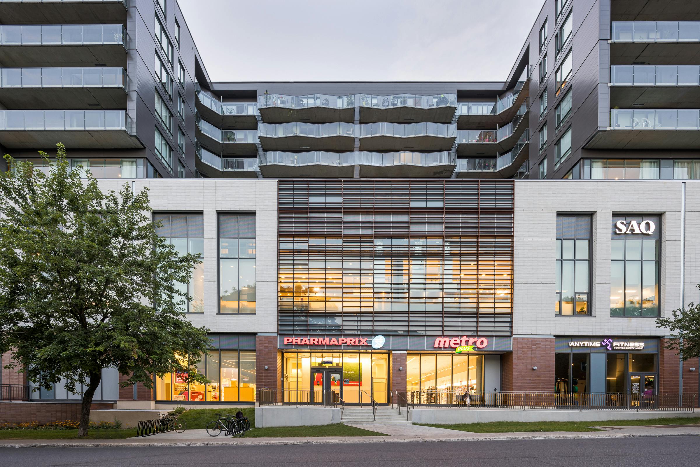 Photograph of the glass facade of the shopping center in Montreal