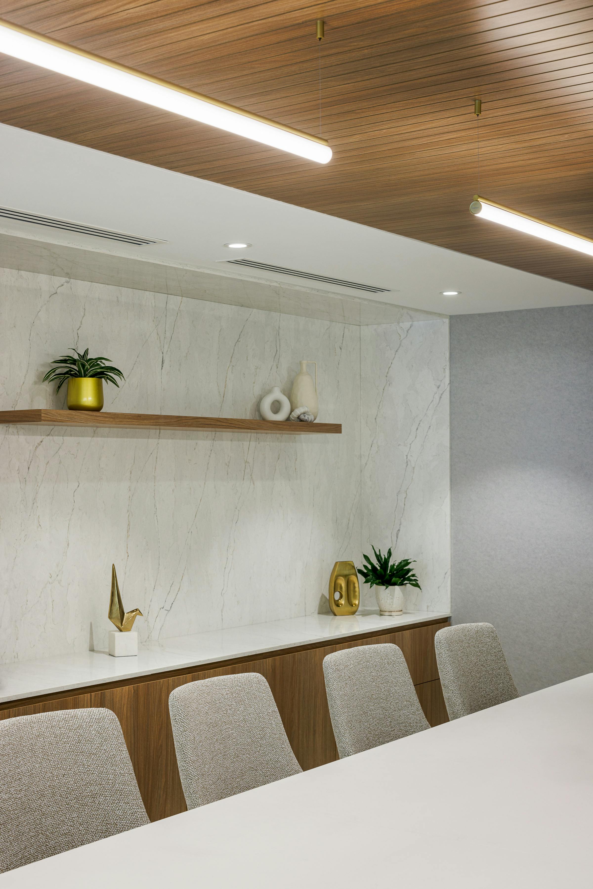 Détail de l'intégration de l'éclairage dans des bureaux modernes