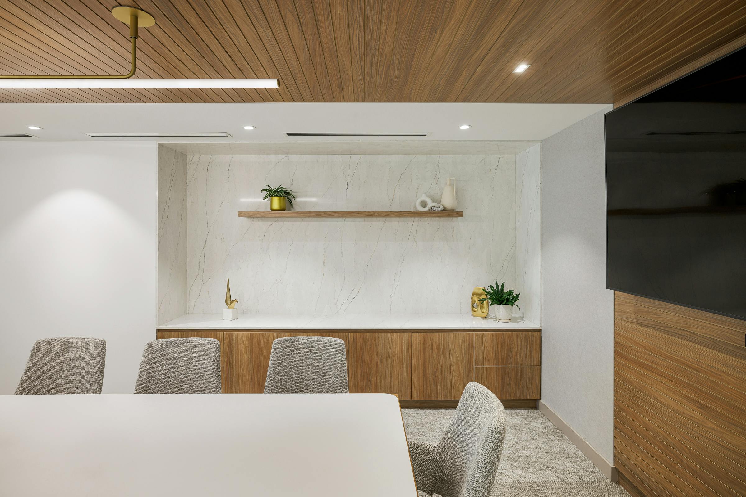 Design épuré et élégant d'une salle de réunion.