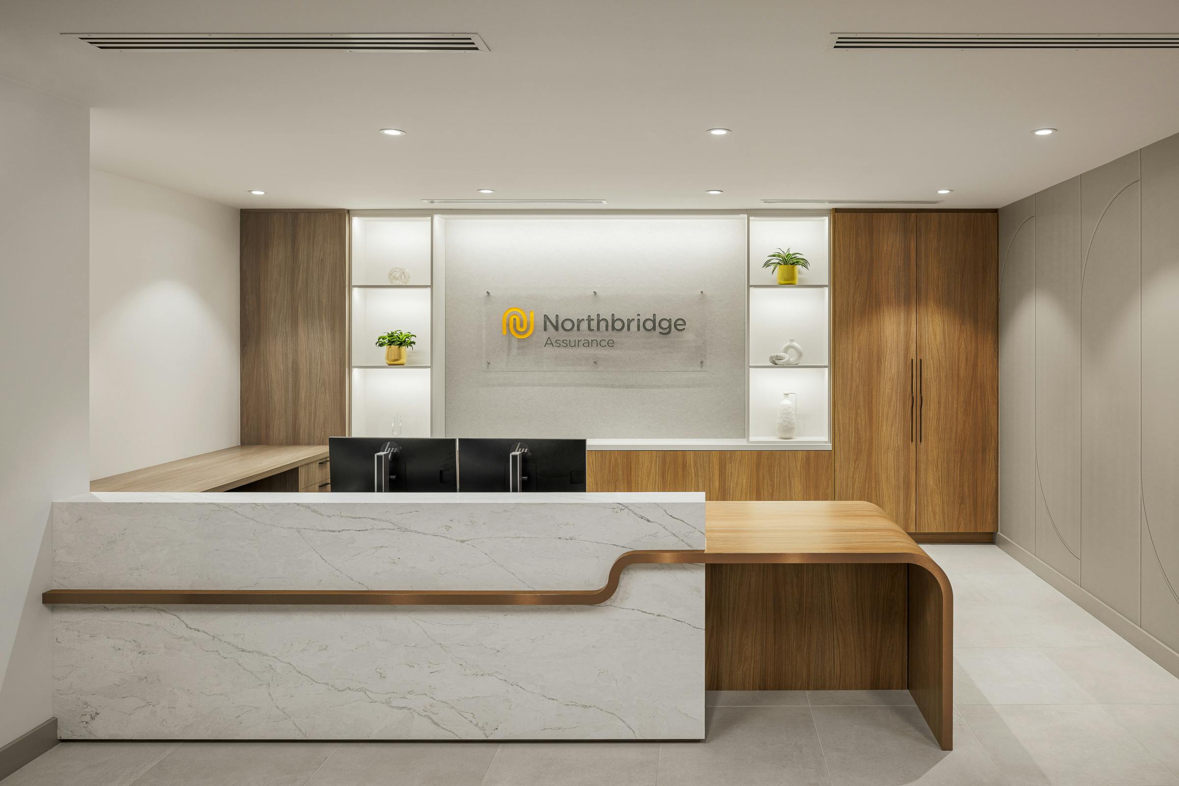 Photographie des détails de l'accueil et réception de bureau au design moderne.