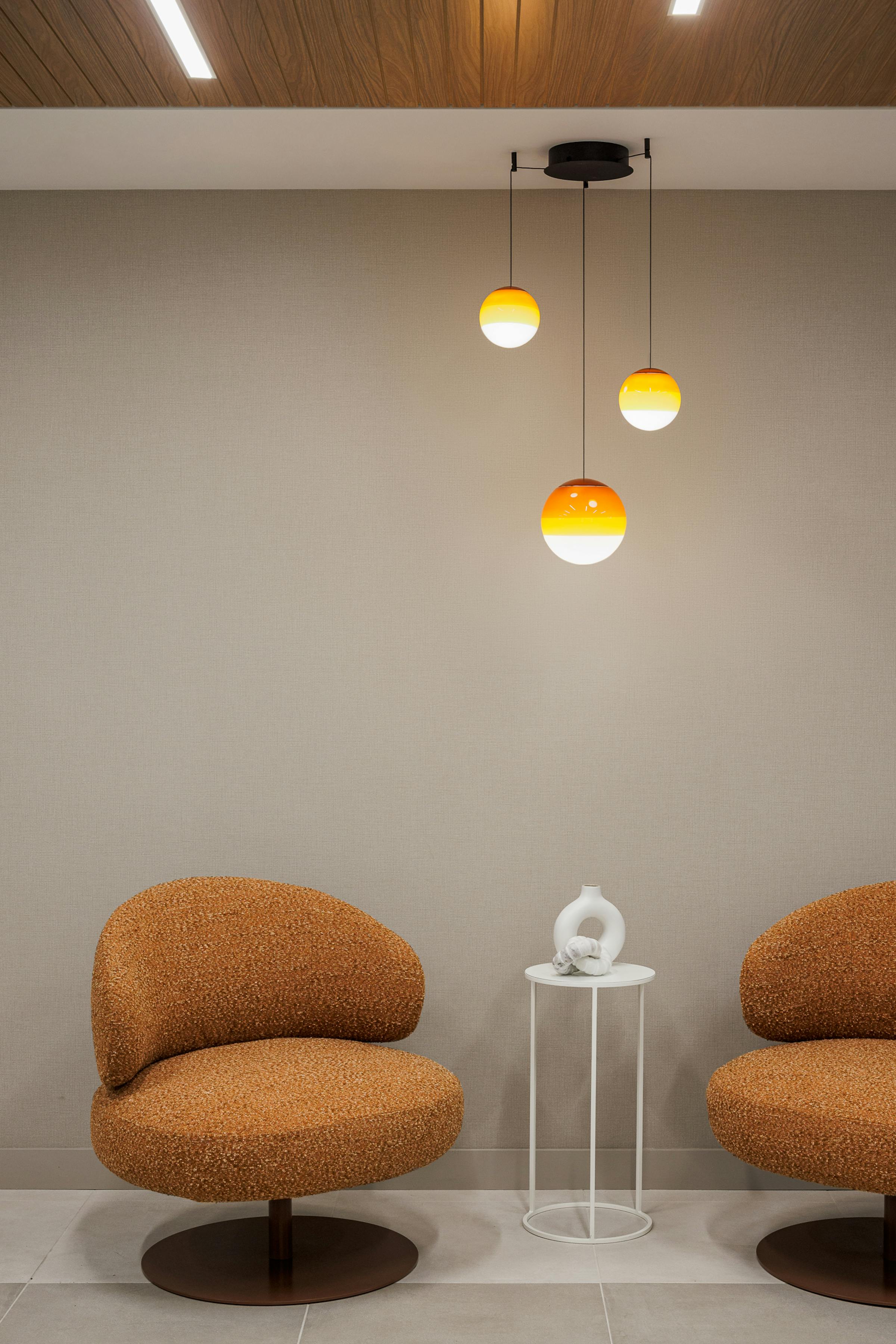 Gros plan sur du mobilier et des éclairages inspiré mid-century.