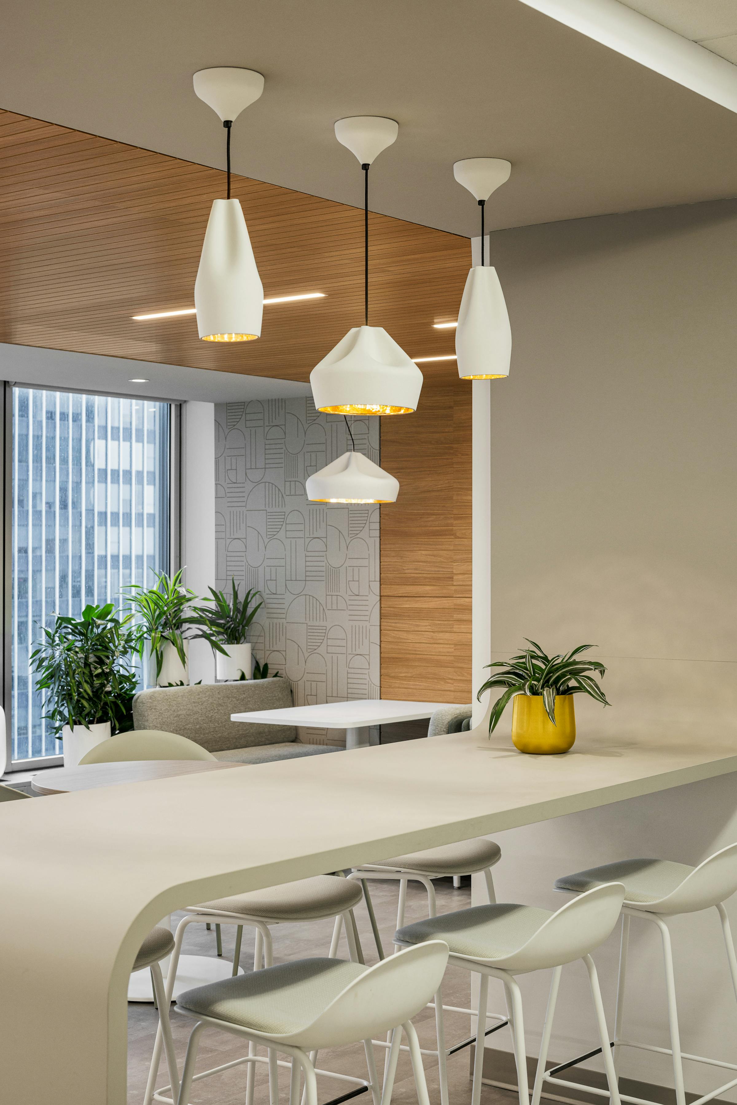 Détail des éclairages choisi par Metaphore Design pour habiller les espaces communs de bureaux commerciaux.