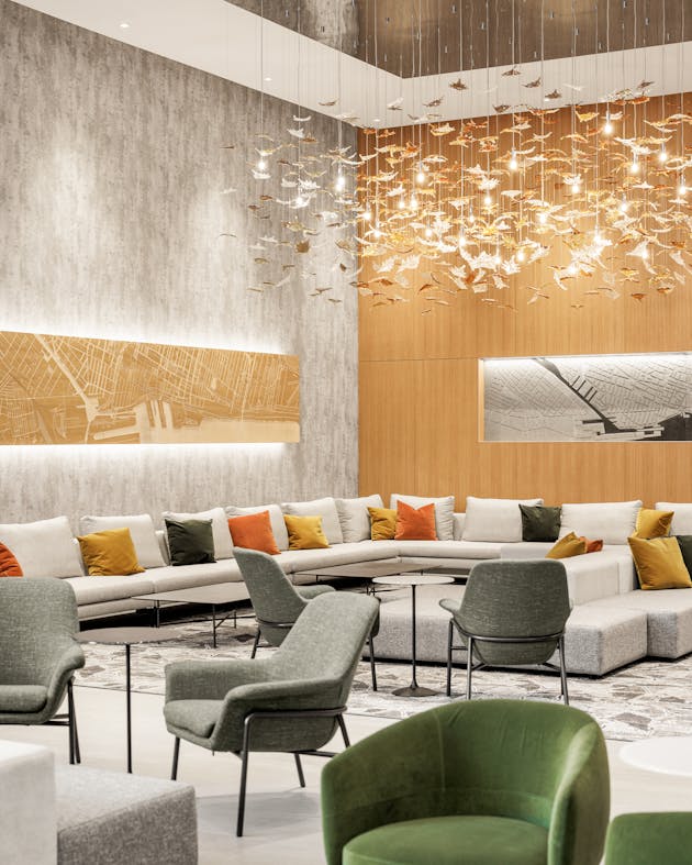 Espaces communs élégants et bien éclairés du lobby intérieur au complexe 700 St-Jacques, Montréal