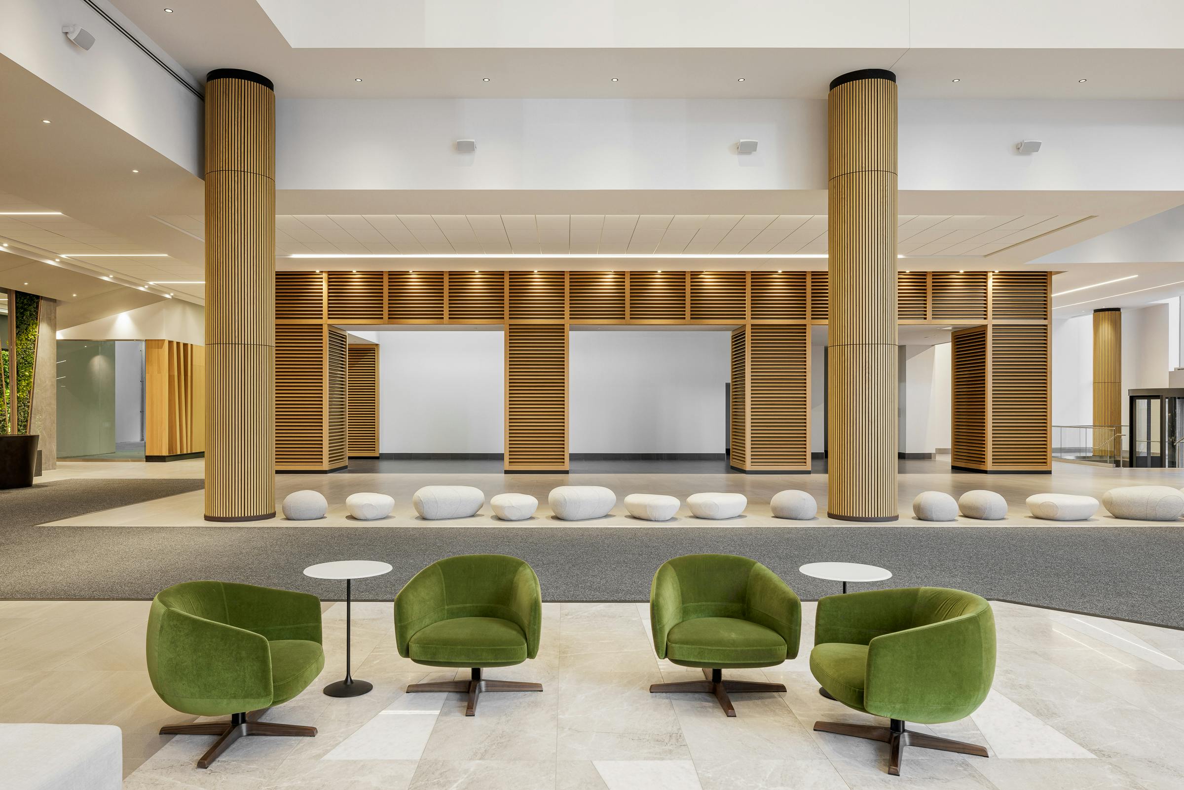 Espace d'attente du lobby avec chaises et décoration élégante au complexe 700 St-Jacques.