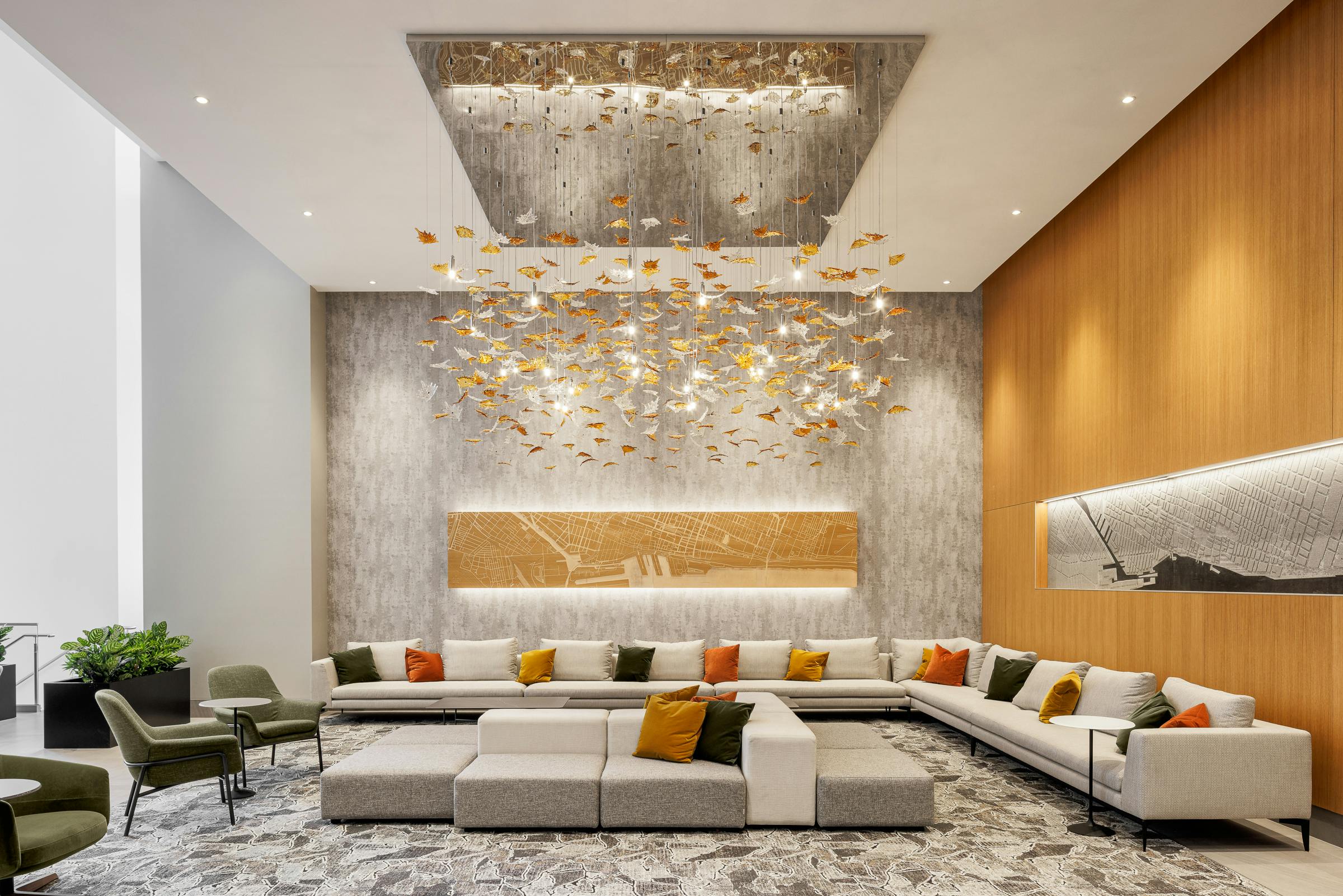 Détail de l'éclairage architectural et du mobilier chic dans le lobby du complexe 700 St-Jacques.