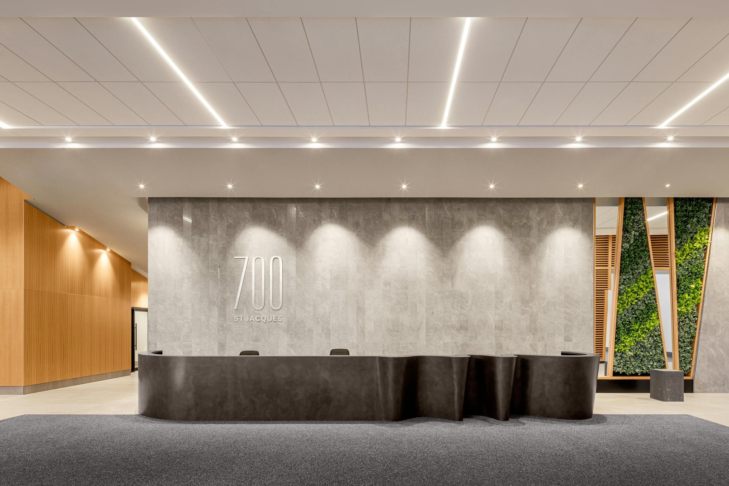 Accueil et mobilier design de la réception dans le lobby d'une tour commerciale.