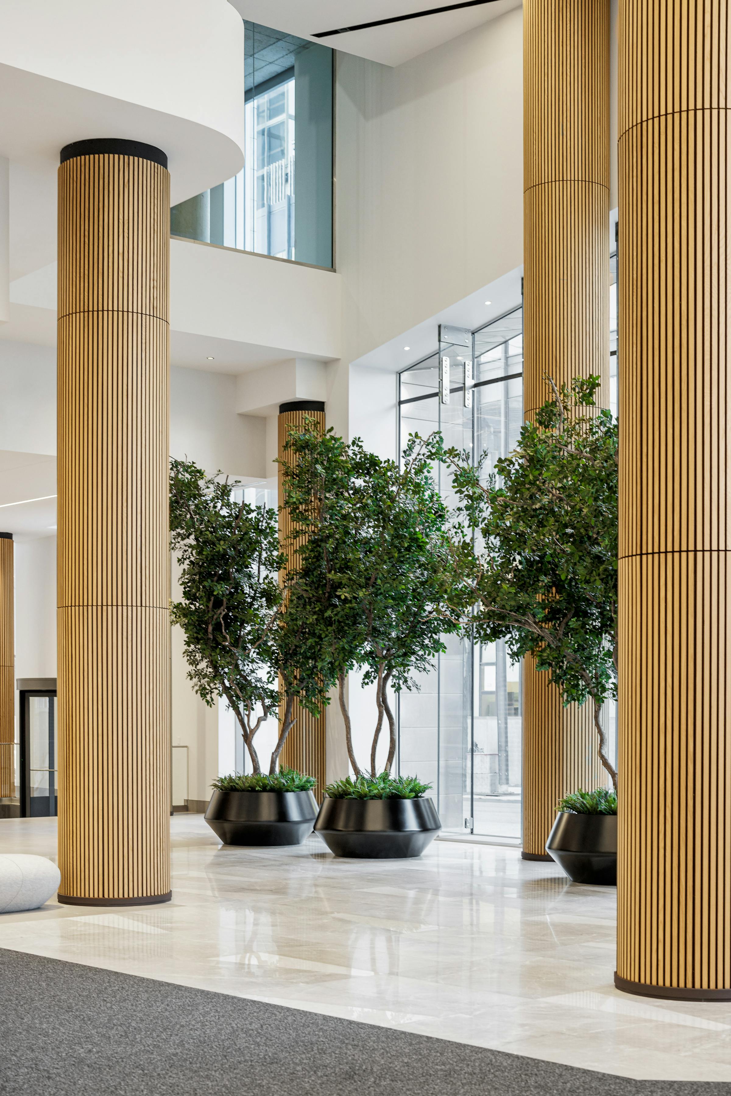 Détail des colonne est des élément végétaux dans le lobby d'une tour commerciale.